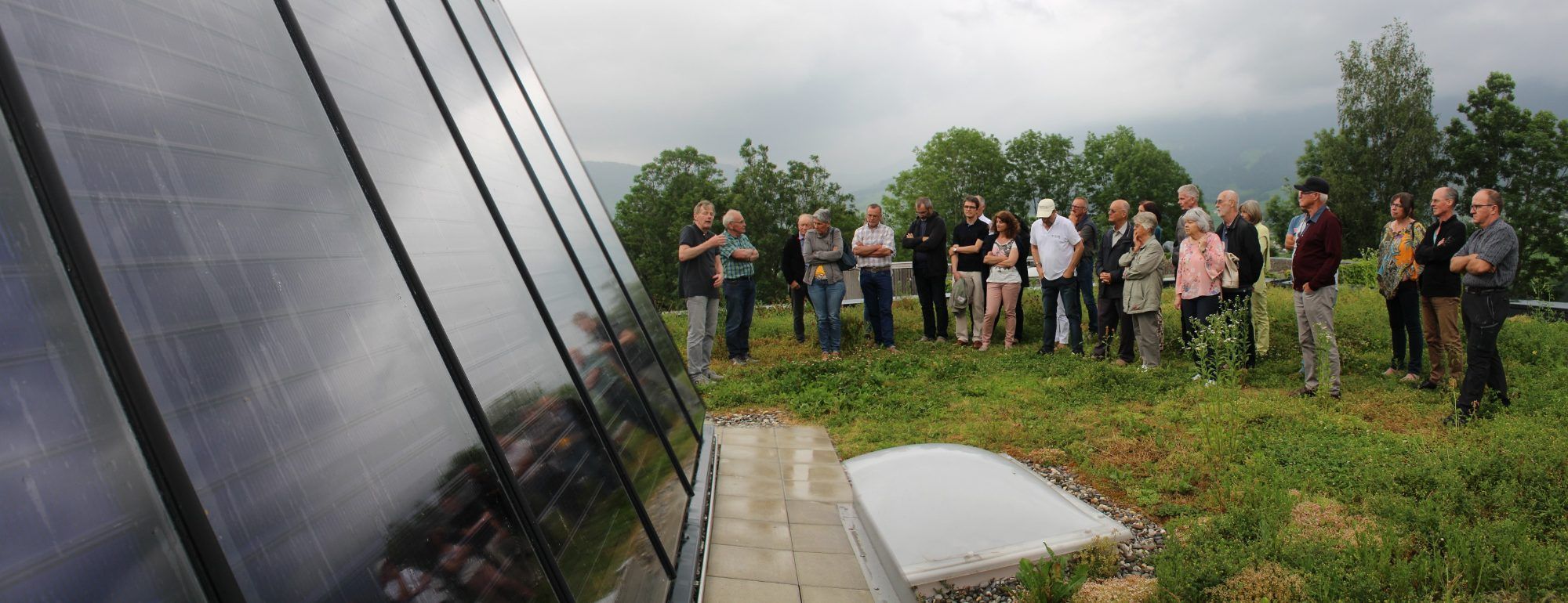 Tausende Besucher dürfen im Egger Vorzeigebetrieb Jahr für Jahr begrüßt werden. Bei der Betriebsführung werden sie auch über das zukunftsweisende Heizsystem mit Solaranlage an der Fassade und dem Energiespeicher informiert.