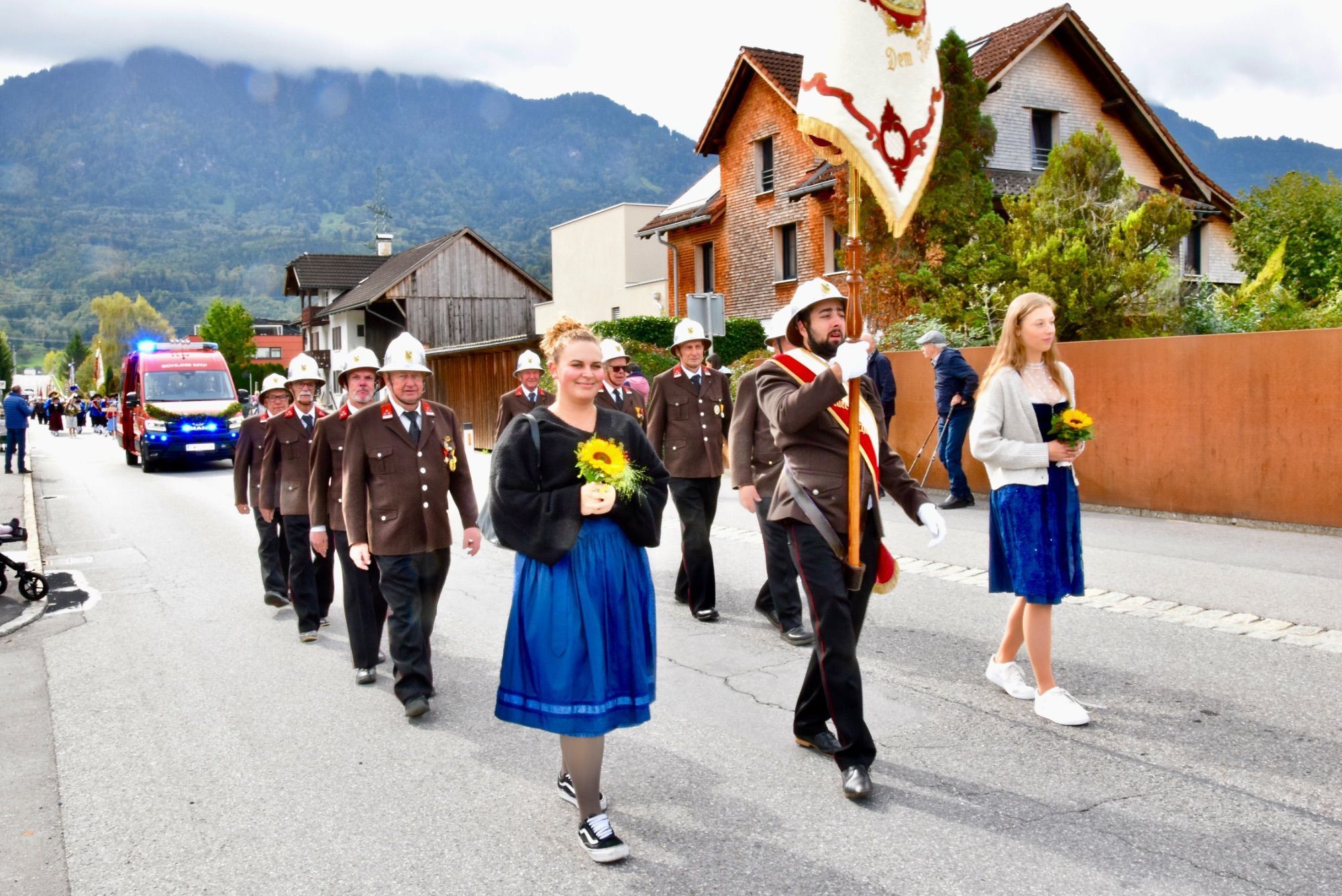 Festumzug in der Bahnhofstraße: Feuerwehr Schlins.