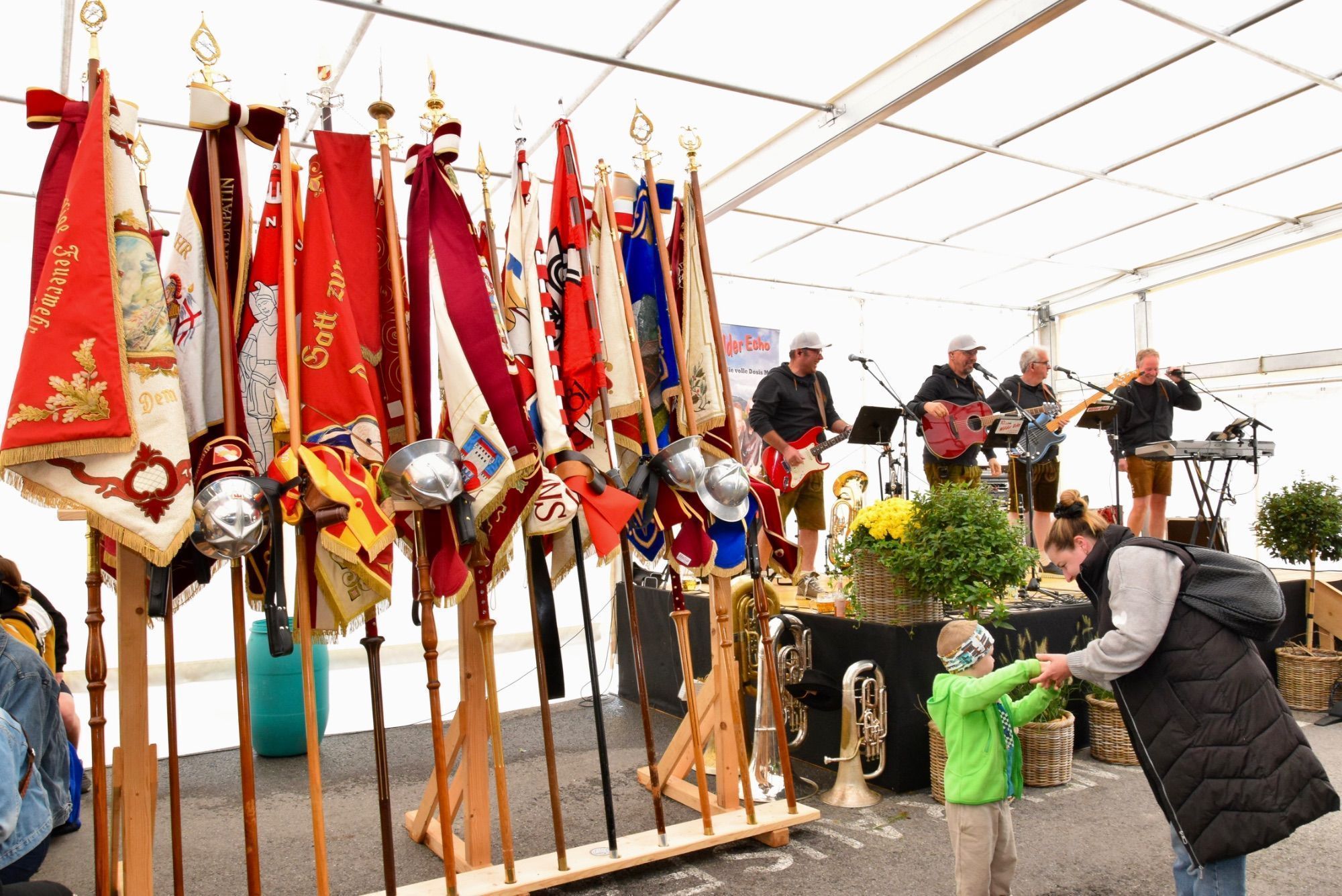 Festumzug mit verschiedenen Walgauer Musikvereinen und Walgauer Feuerwehren in der Bahnhofstraße Schlins. Anschließend musizierte die Gemeinde Musik Schlins neben den Fahnen der Musikkapellen und Feuerwehren im Festzelt beim Feuerwehrgerätehaus Schlins.