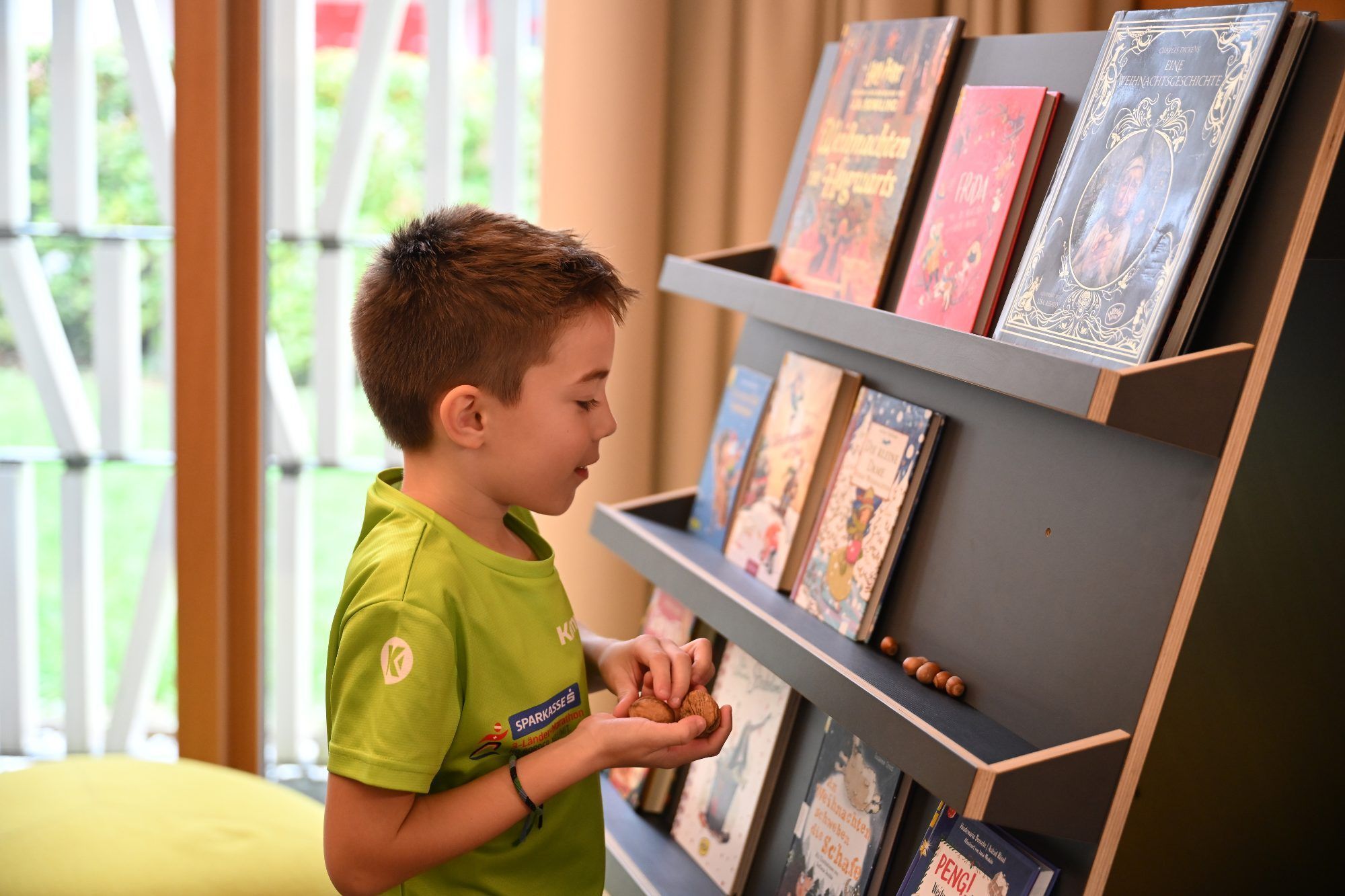 Auch in der Stadtbibliothek hatten die Eichhörnchen Nüsse hinterlassen.