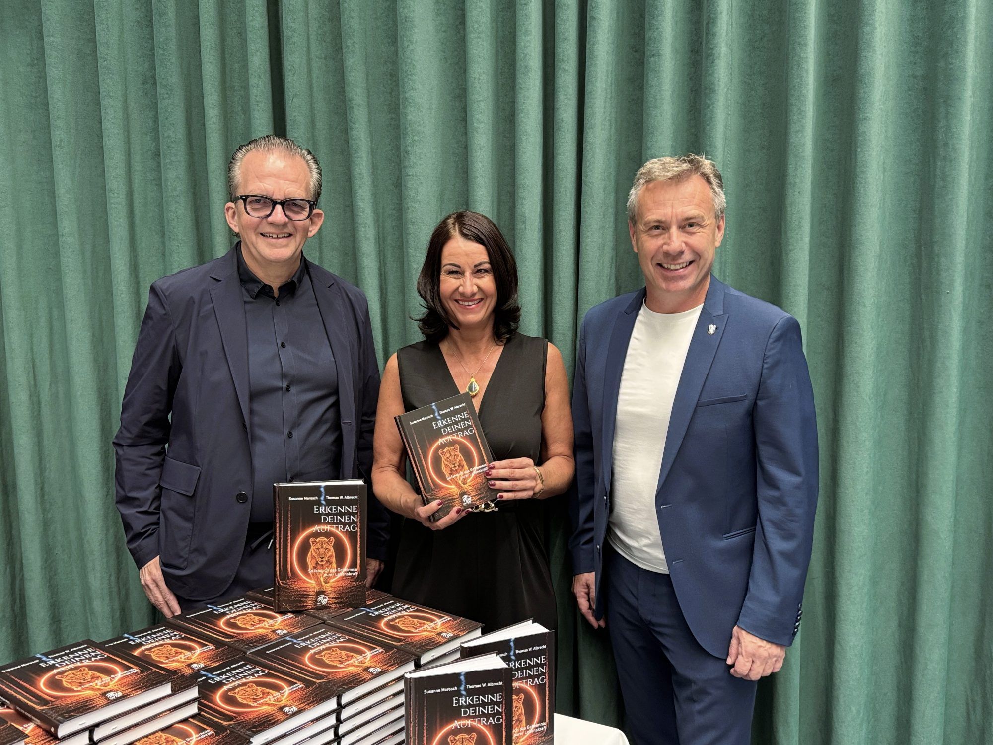Susanne Marosch mit Co-Autor Thomas W. Albrecht und Gastgeber Ernst Seidl bei der Buchpräsentation im Firmament.