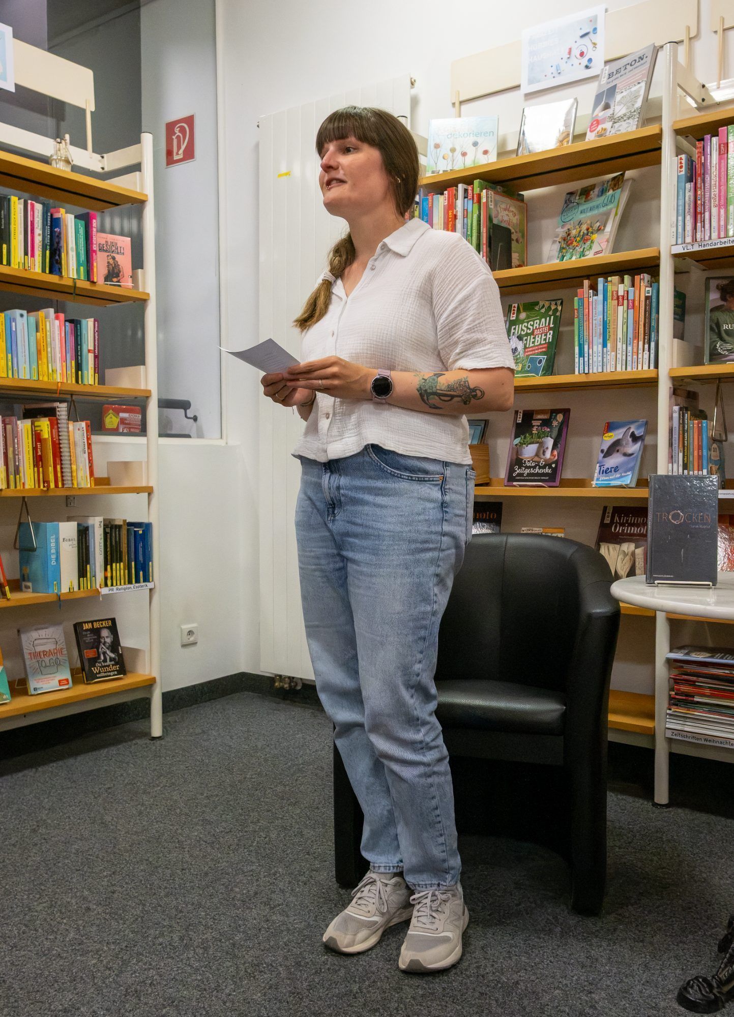 Lisa Trotter, Leiterin der Bücherei am Dorfbach in Hard, führte in die Lesung von Daniel Wagner ein.