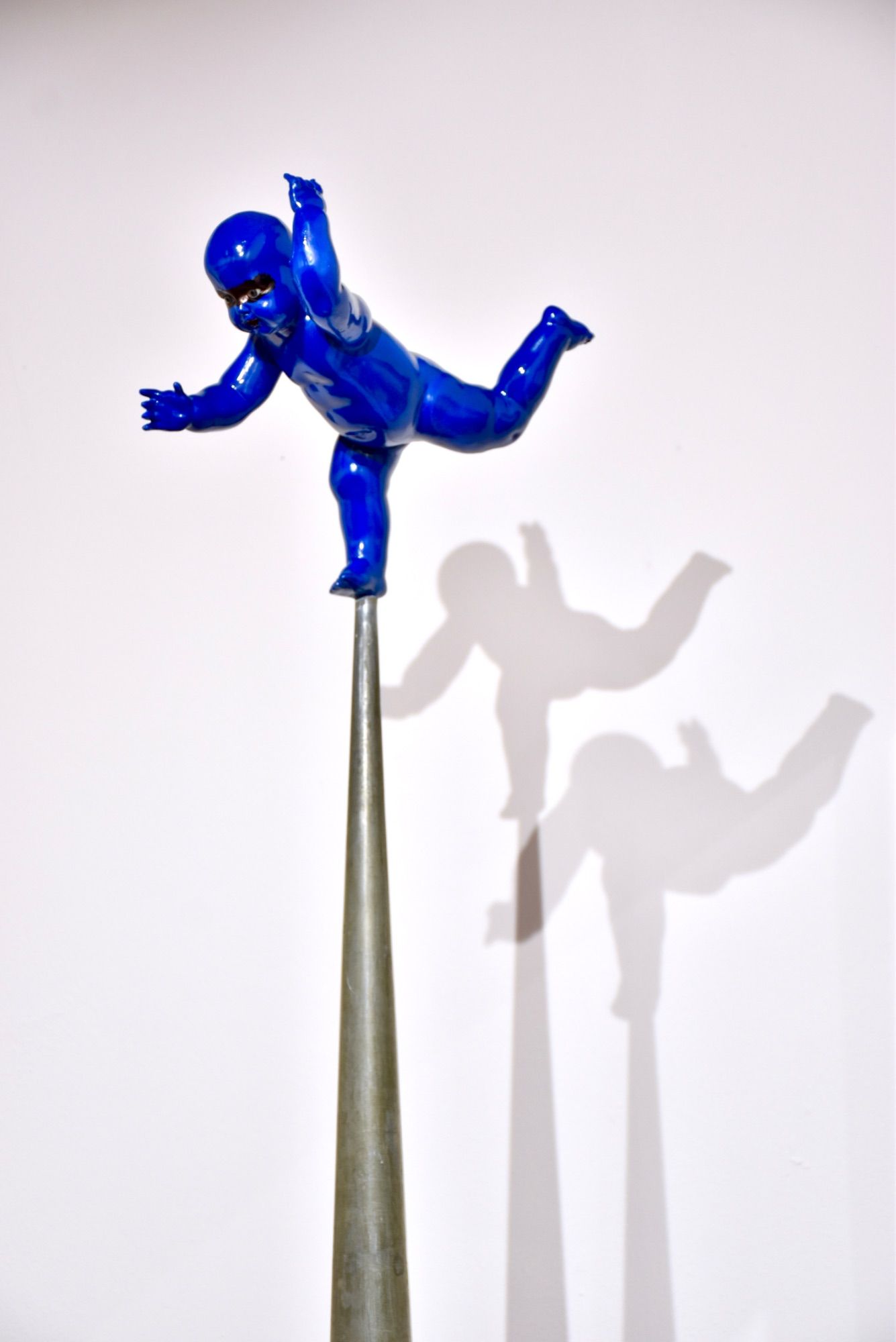 Puppe auf einer Orgelpfeife - diese Arbeit schuf Thomas Anton Rauch; ausgestellt ist sie in der Kellergalerie kukuphi in Bludenz.