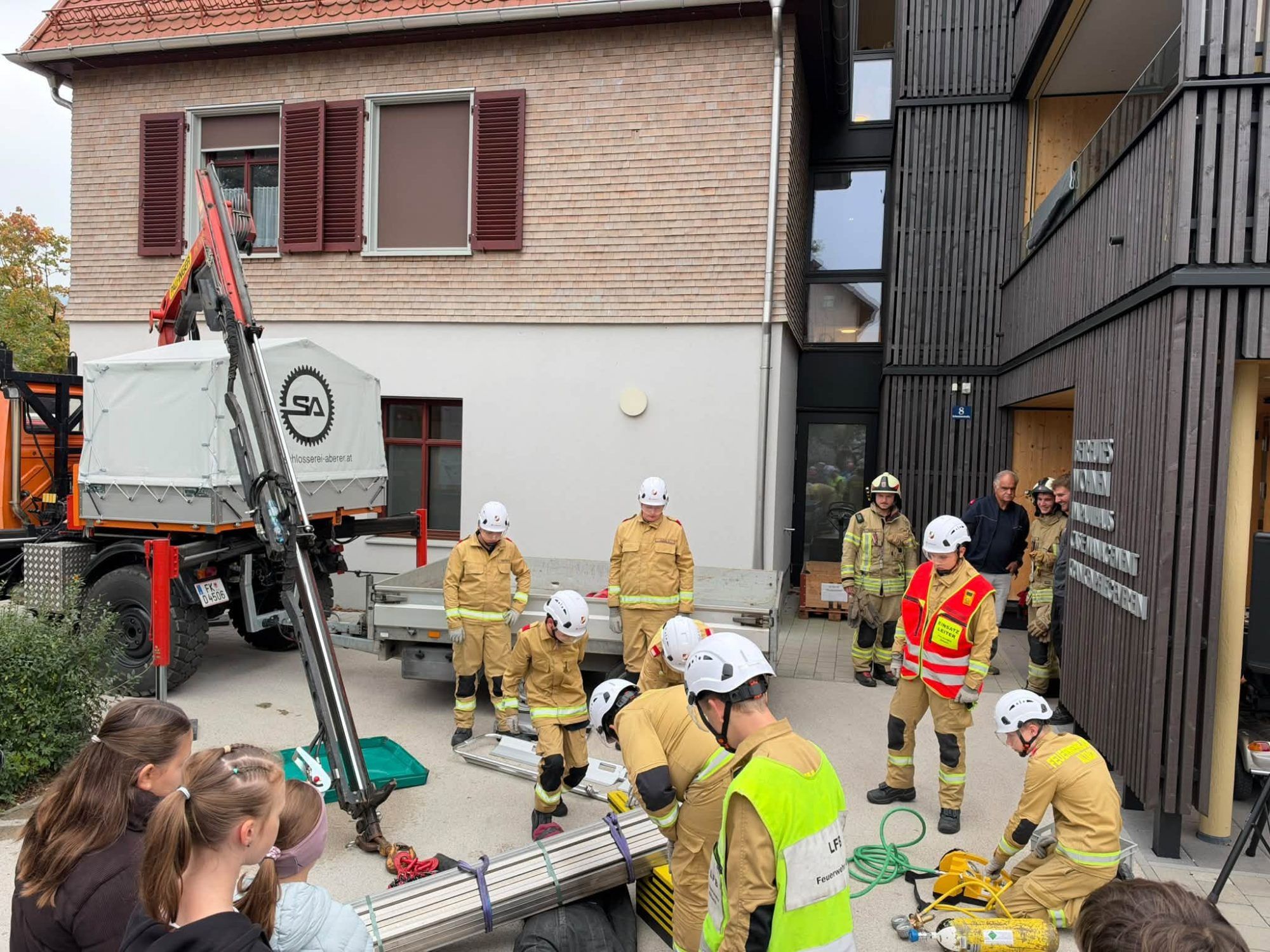 Jugendfeuerwehr und Aktivmannschaft übten im Altacher Paulihaus gemeinsam für den Ernstfall.