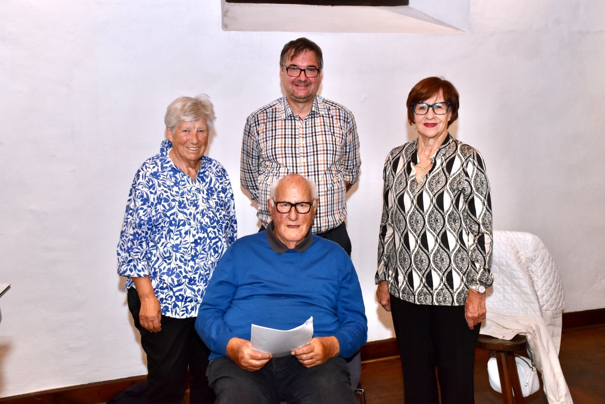 Sitzend der ehemalige Bludenzer Bezirksfeuerwehrinspektor Werner Schwarz, stehend Herlinde Burtscher, Historiker Christof Thöny und die Fahnenpatin der Feuerwehr Bludenz, Inge Walch, im Bludenzer Stadtmuseum.