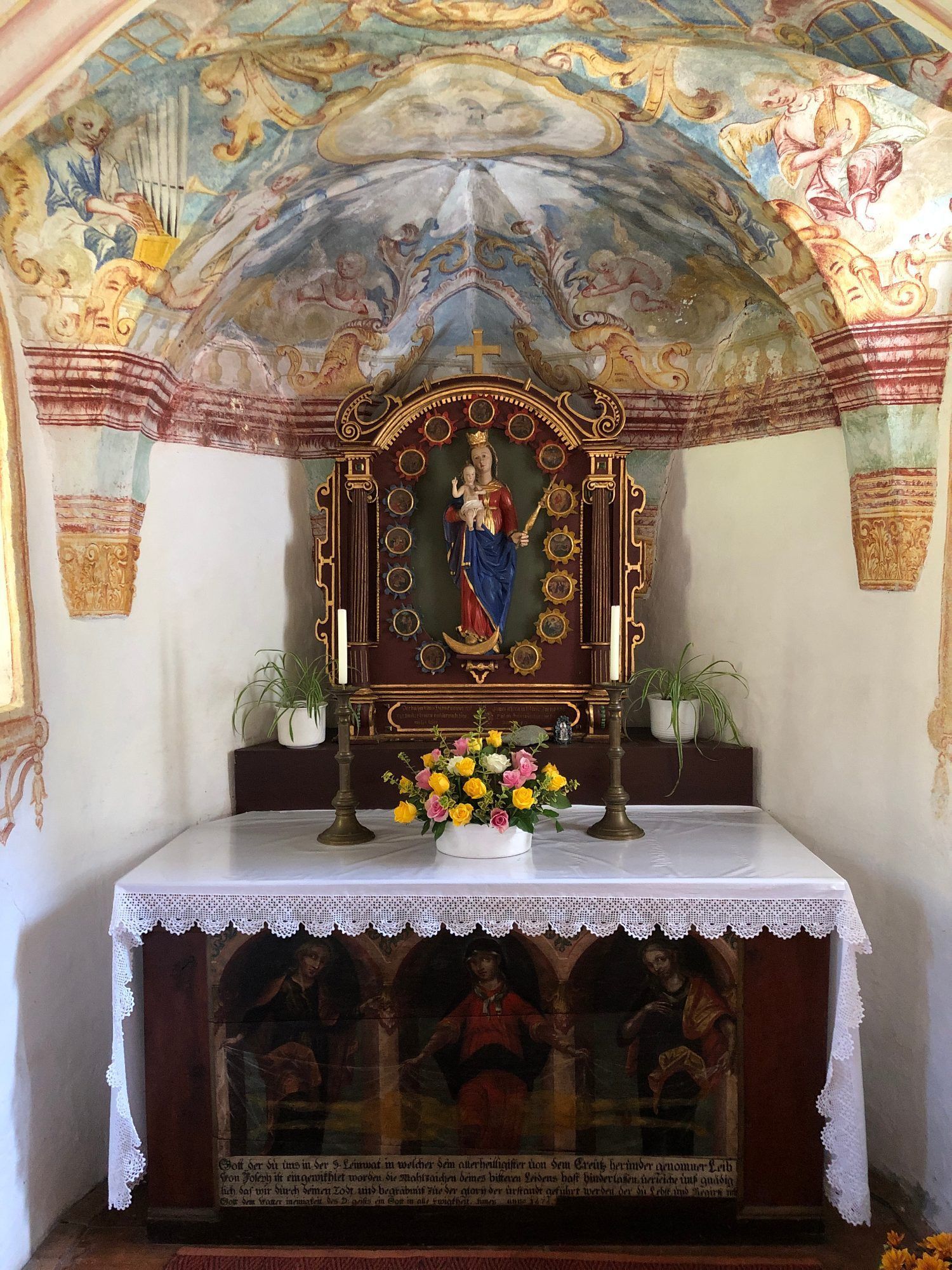 Der frühbarocke Altar mit der gekrönten Madonna