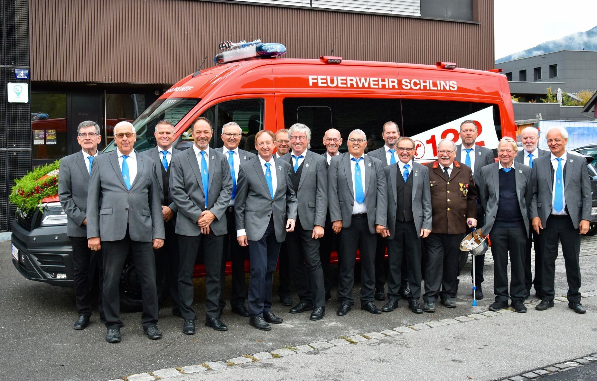 Der Männerchor Schlins-Röns vor dem neuen