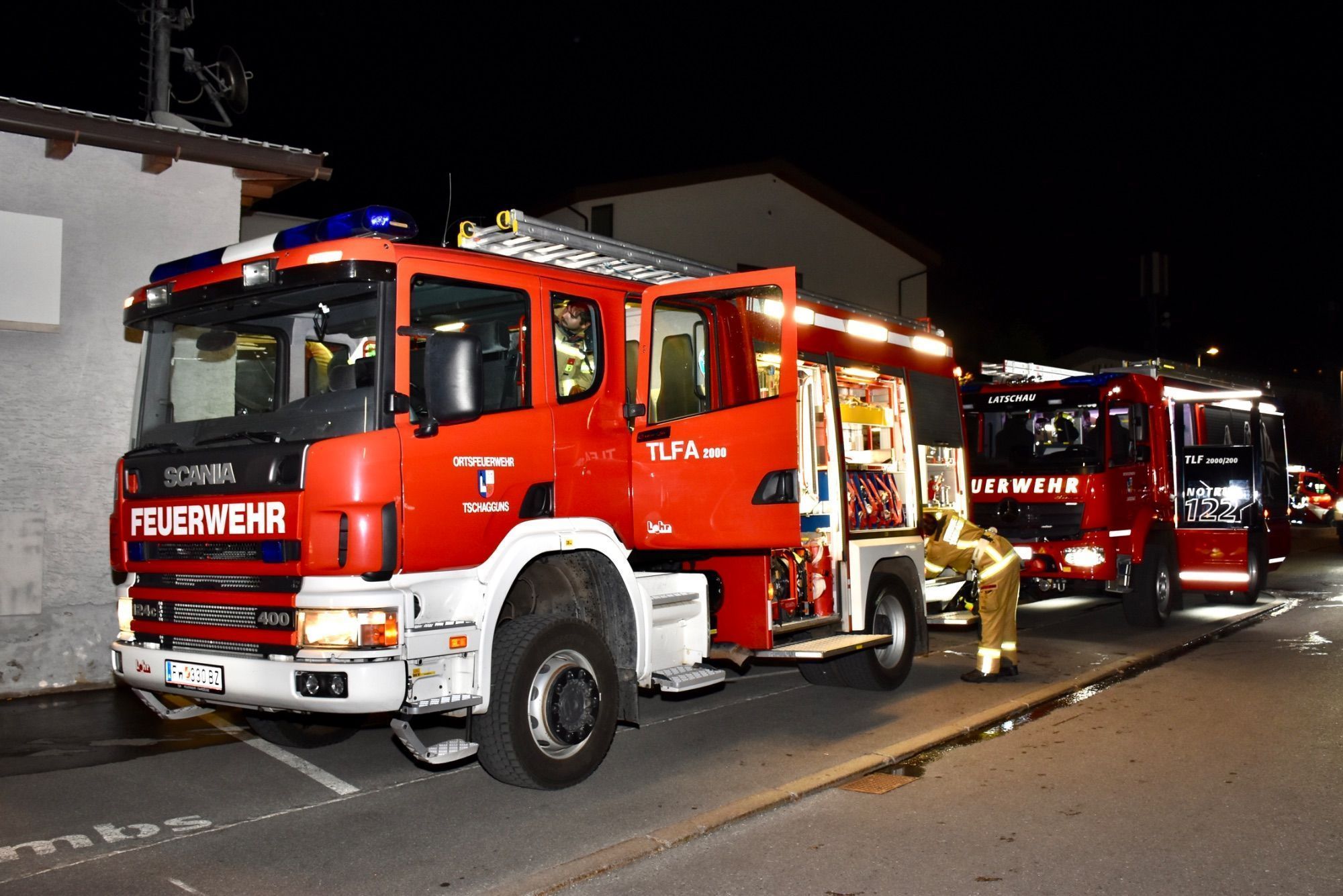 Mindestens 110 Einsatzkräfte von sieben verschiedenen Feuerwehren standen bei der großen Feuerwehrübung bei und in der Tiefgarage am Schrunser Bahnhof im Einsatz. Löschunterstützungsfahrzeuge, kurz LUF, stellten die Feuerwehr Braz und die Feuerwehr Illwerke zur Verfügung. Den Nebel machte die Feuerwehr Zwischenwasser.