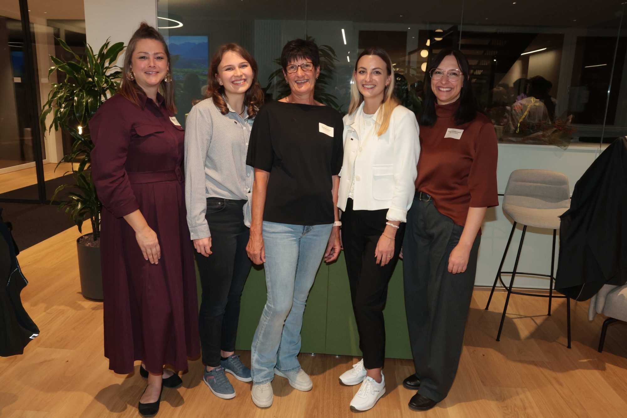 BDO Schlins-Mitarbeiterinnen Melanie Wäger, Daria Helena Schweizer, Reinelde Amann, Janine Saxenhammer und Sinah Scheibenstock.