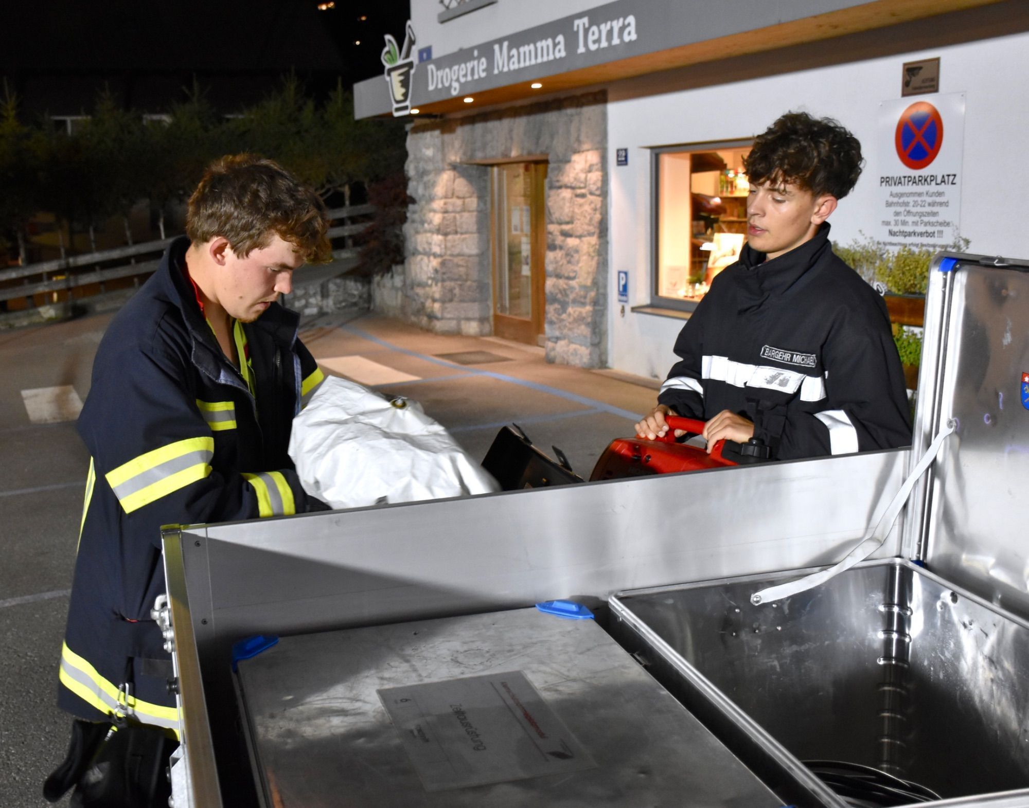Mitglieder der Feuerwehr Silbertal beim Abbau des Atemschutzsammelplatzes.
