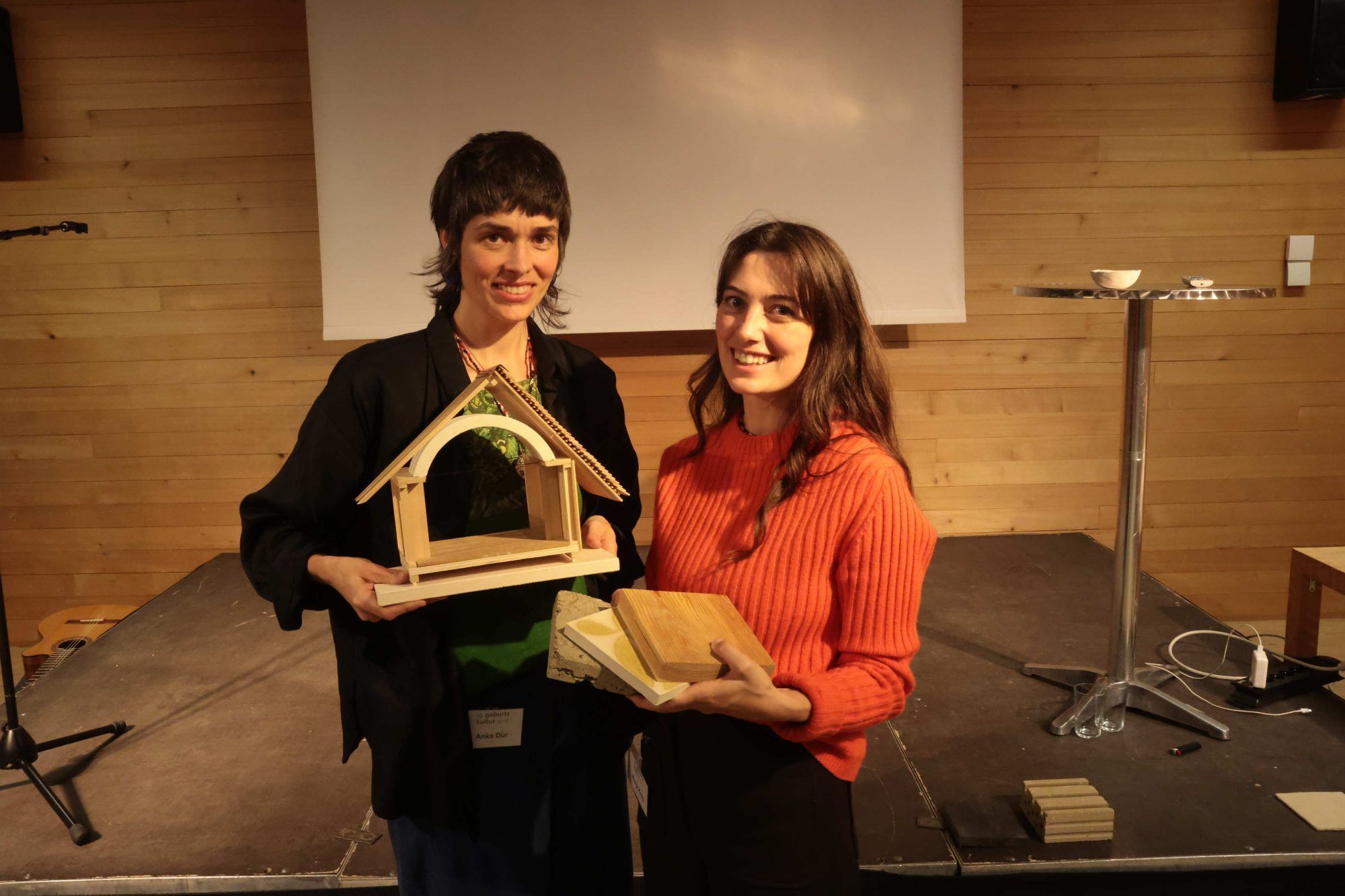 Architektinnen Anka Dür und Monja Krötz mit Modell und Materialien.