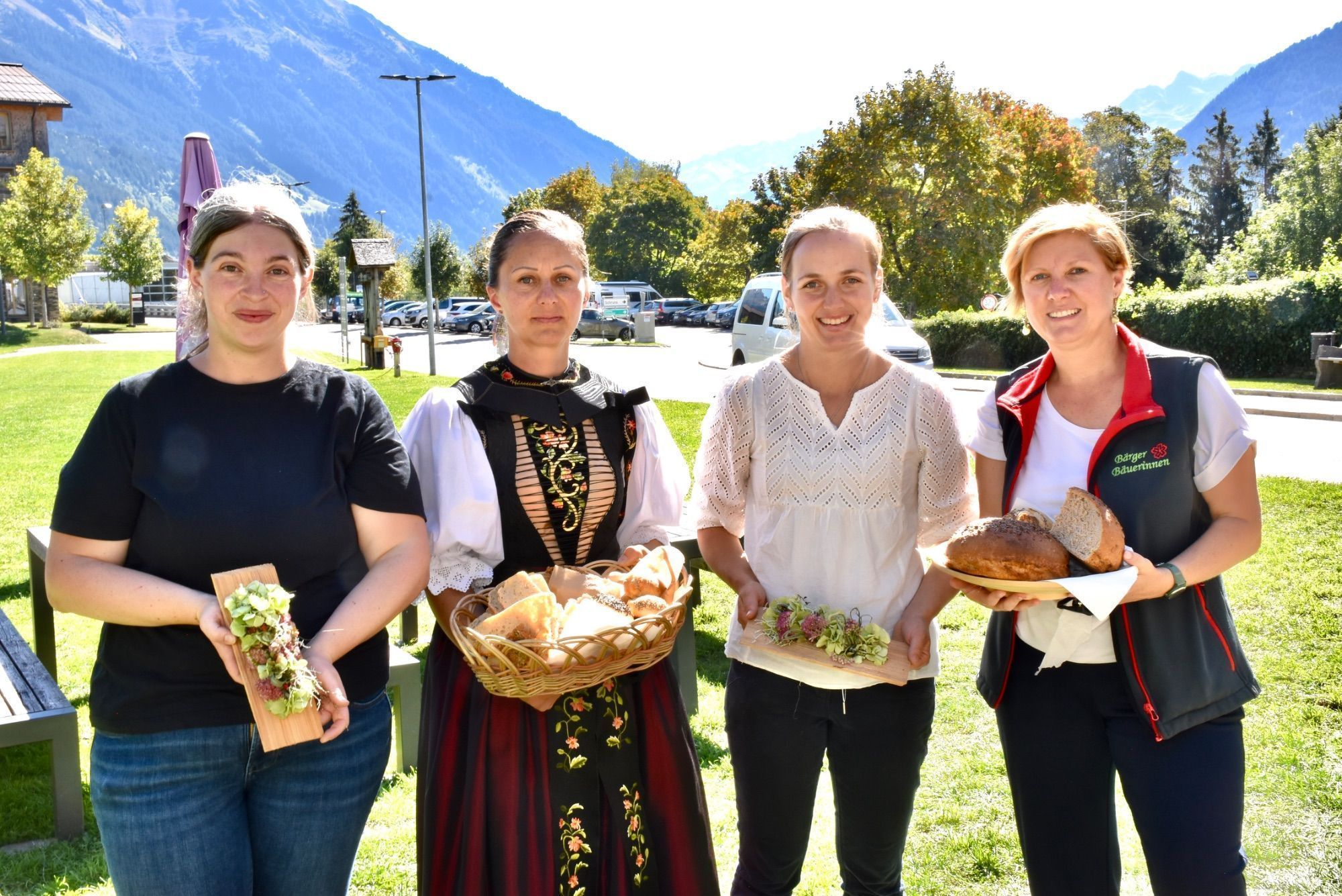 Denise Brugger, Esther Bitschnau, Theresa Ganahl und Karin Hartmann-Mathies bei der Agape.