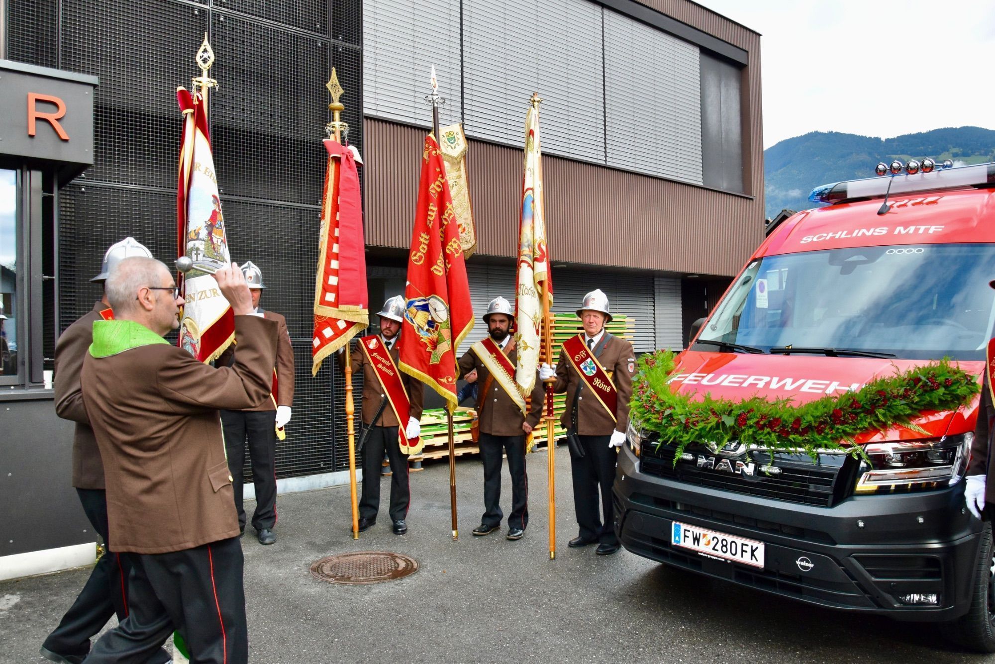 Feuerwehrkurat Pater Dominikus Matt erbat Gottes Segen für die Feuerwehr, die Festversammlung und das