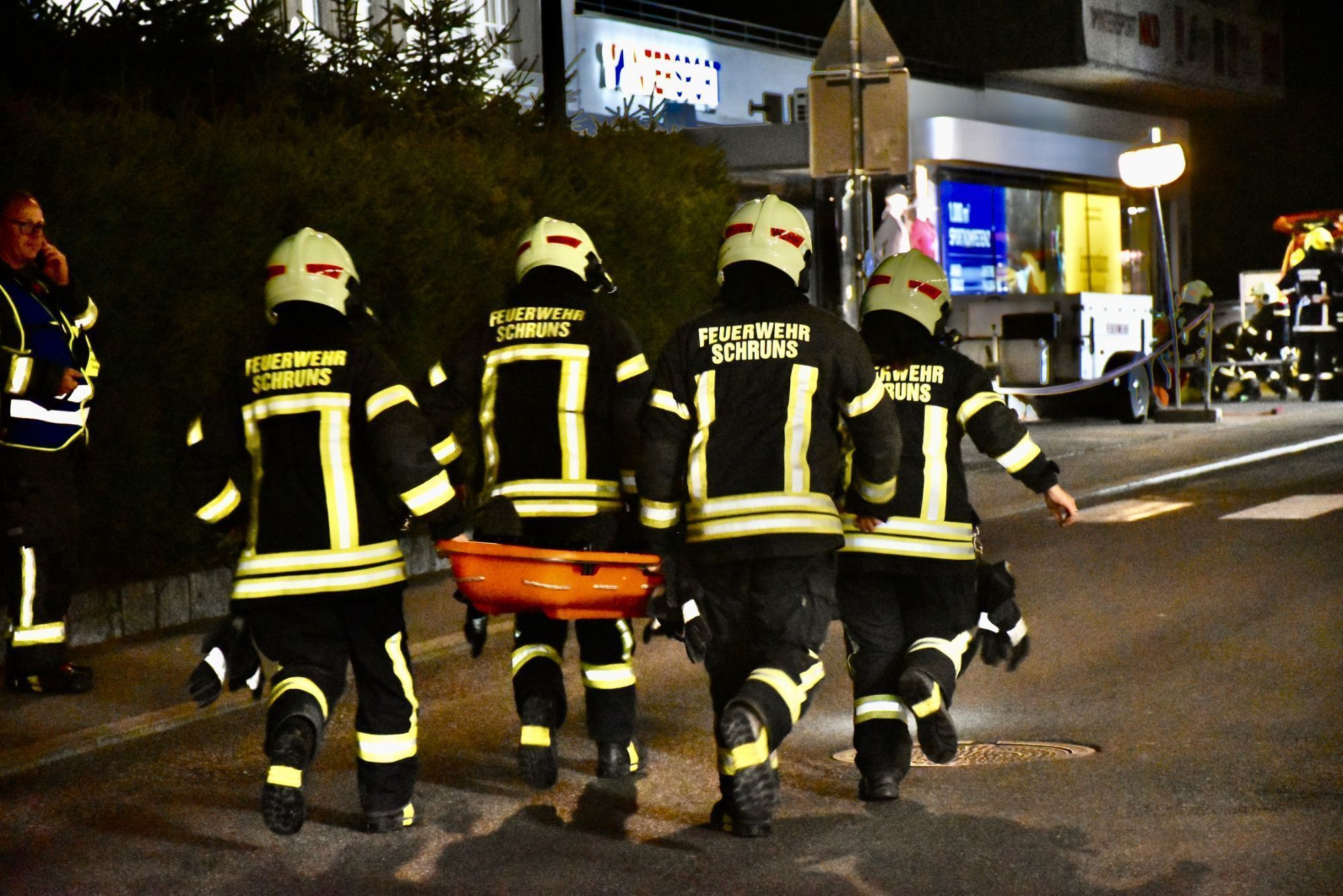 Mindestens 110 Einsatzkräfte von sieben verschiedenen Feuerwehren standen bei der großen Feuerwehrübung bei und in der Tiefgarage am Schrunser Bahnhof im Einsatz. Löschunterstützungsfahrzeuge, kurz LUF, stellten die Feuerwehr Braz und die Feuerwehr Illwerke zur Verfügung. Den Nebel machte die Feuerwehr Zwischenwasser.