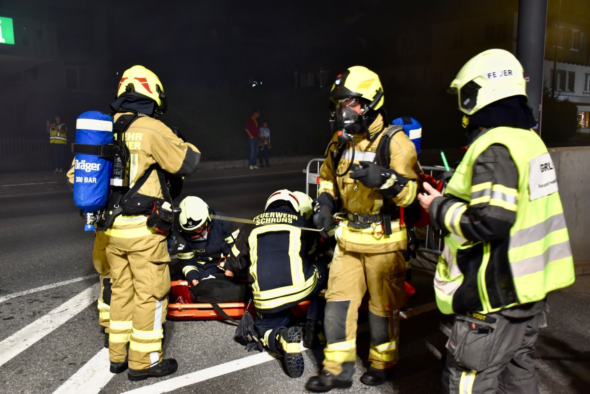 Mindestens 110 Einsatzkräfte von sieben verschiedenen Feuerwehren standen bei der großen Feuerwehrübung bei und in der Tiefgarage am Schrunser Bahnhof im Einsatz. Löschunterstützungsfahrzeuge, kurz LUF, stellten die Feuerwehr Braz und die Feuerwehr Illwerke zur Verfügung. Den Nebel machte die Feuerwehr Zwischenwasser.