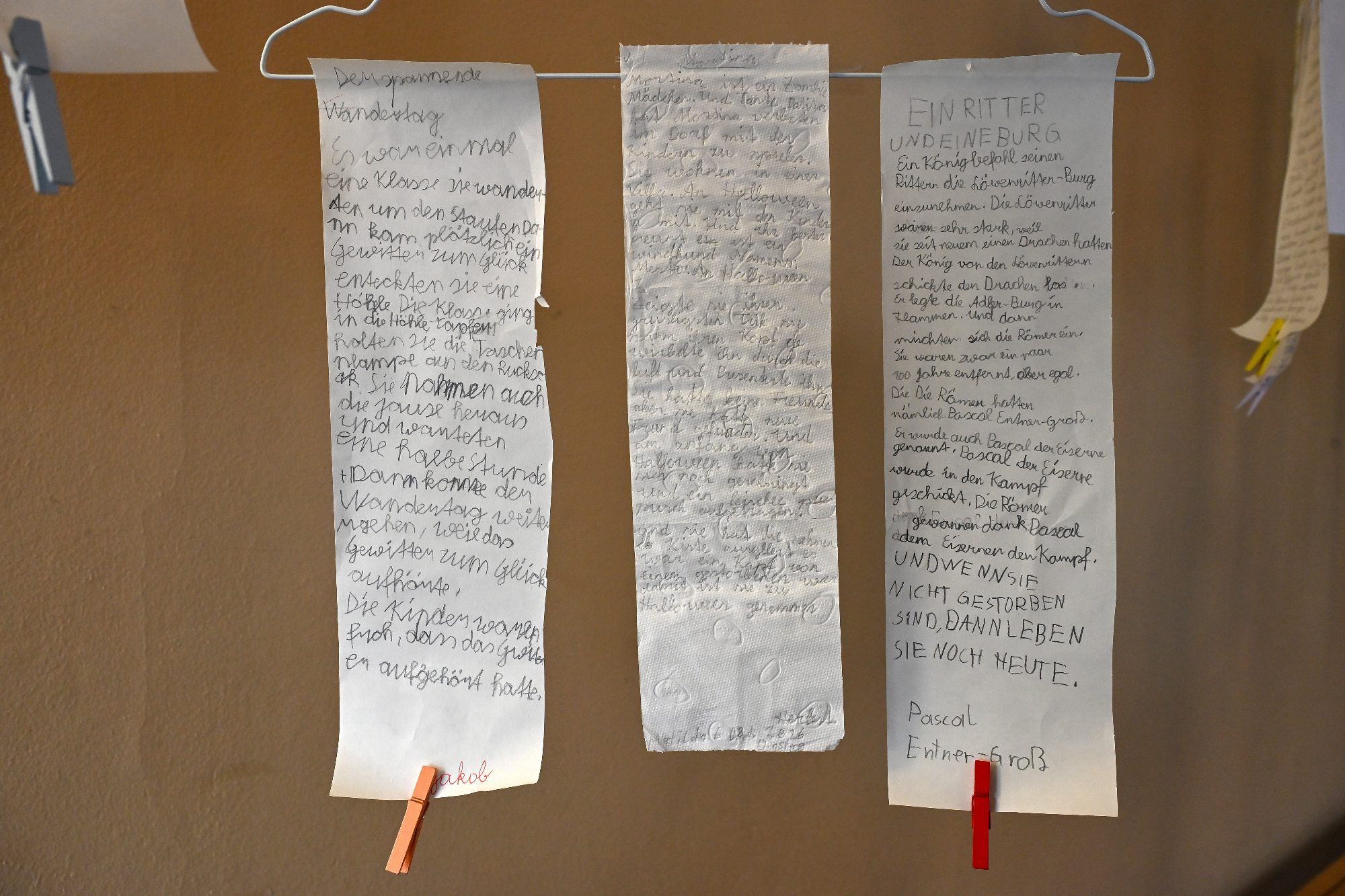 Im Rahmen einer Installation wurden die Klopapiergeschichten der Kinder in der Bücherei präsentiert.