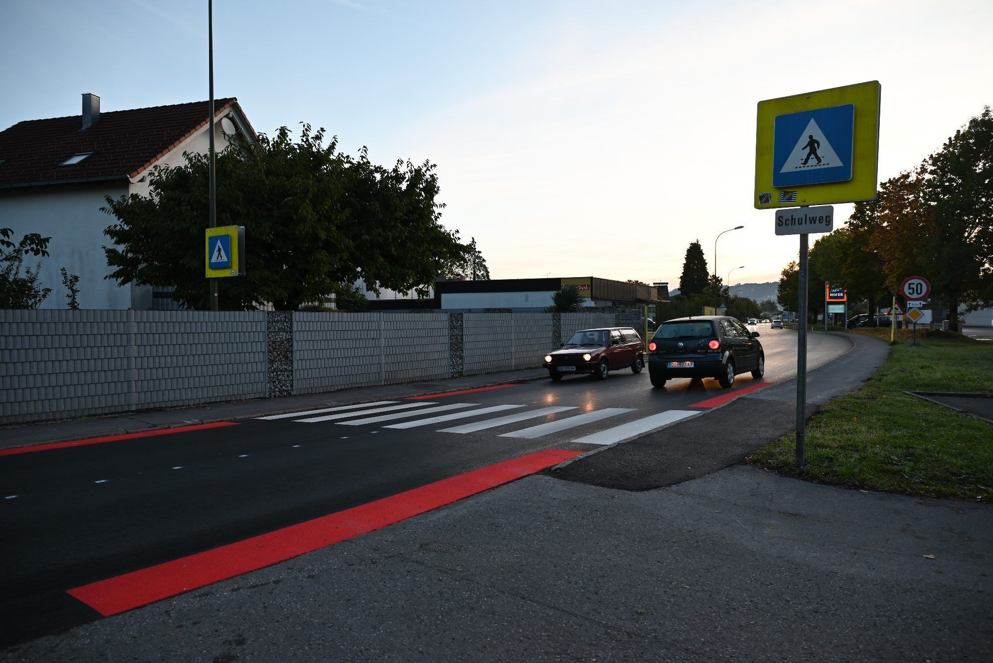 Nun sind die Zebrastreifen mit den roten Balken besser zu erkennen. Laut