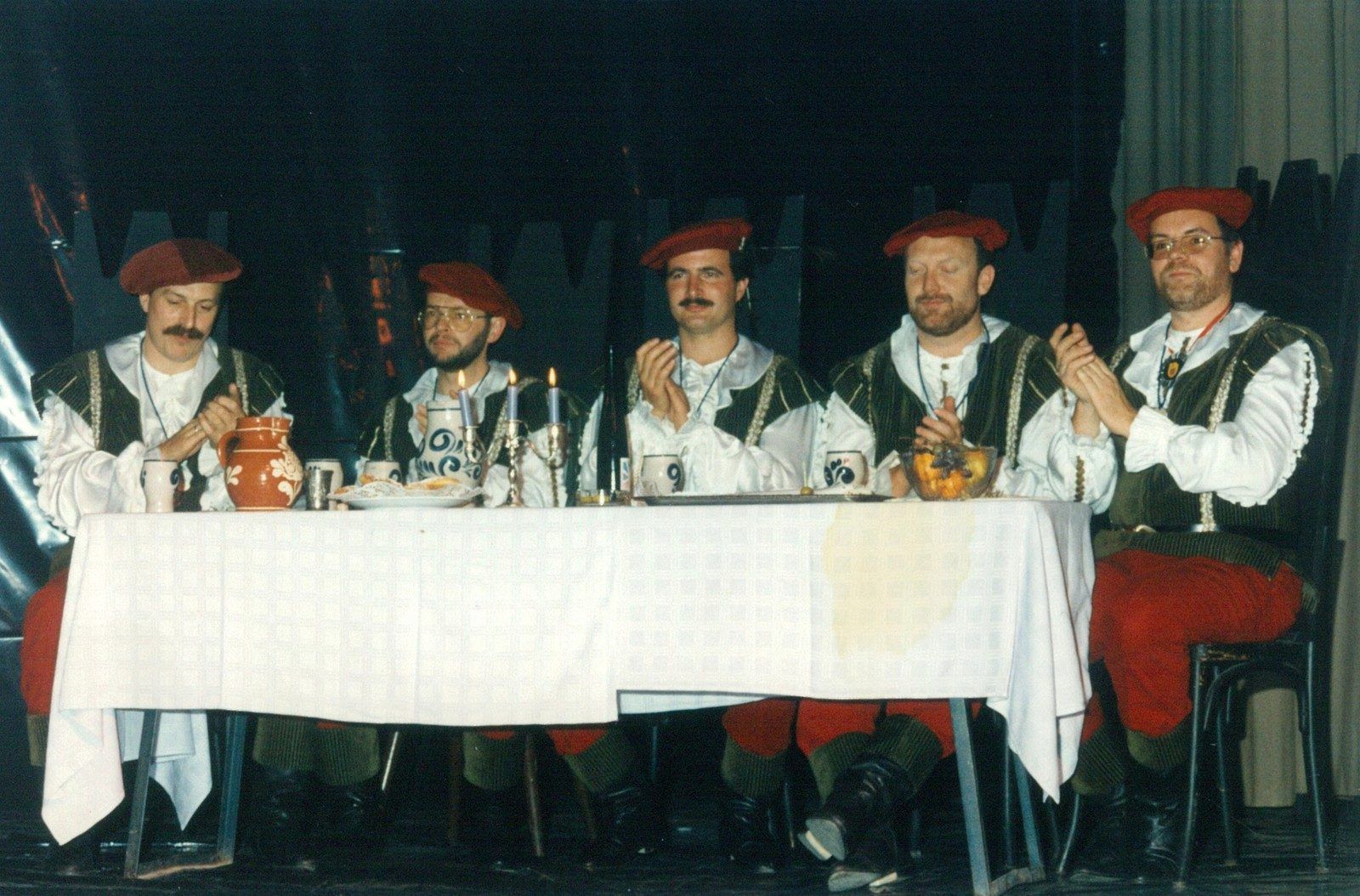 1995: ein Teil der Hörbranzer Raubritter beim Raubritterball.