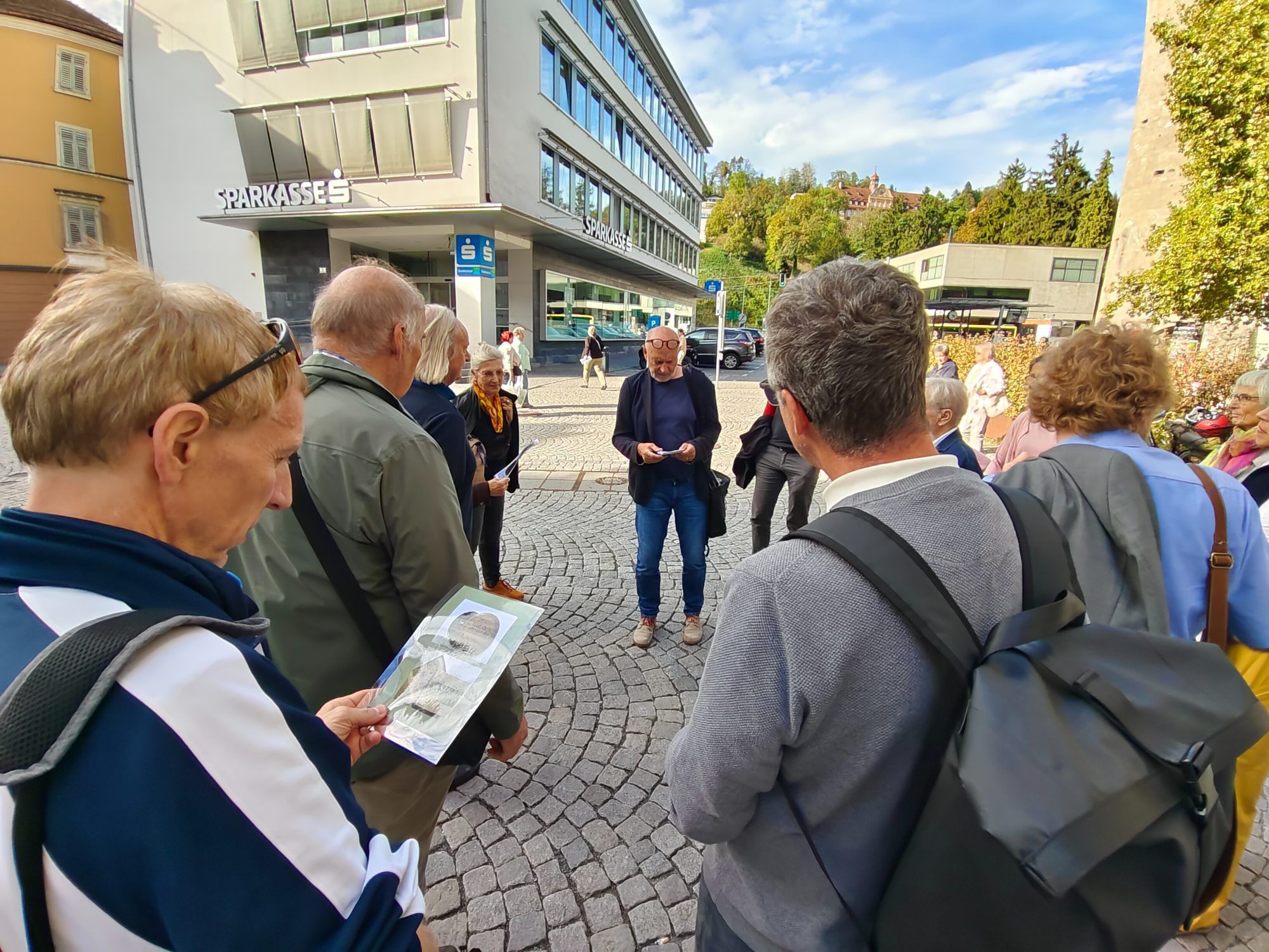Ein Dach für den Lebensabend: Dank einer Schenkung von Dr. Josef Häusle entstand 1923 am heutigen Sparkassenplatz das erste Altersheim der Stadt Feldkirch.