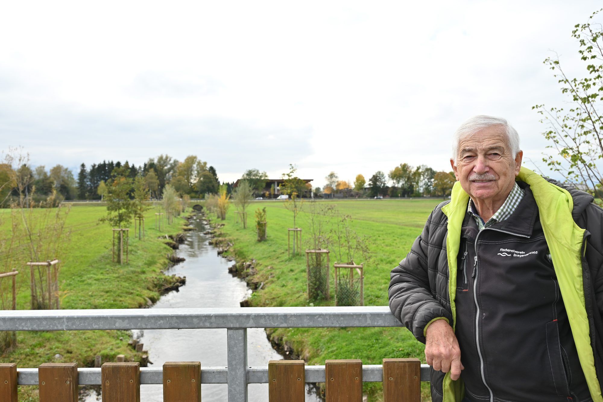 Fischereiverein-Obmann Alfred Mair erklärt, dass die Fische den revitalisierten Abschnitt am Neuner gut angenommen haben.