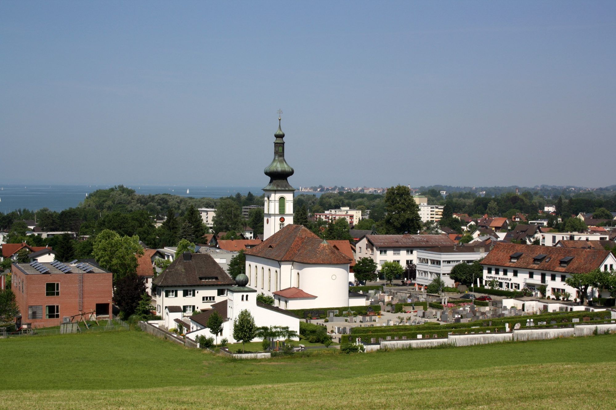 Für Lochau ist das Ensemble Pfarrkirche, Pfarrhaus, Friedhofskapelle mit Aufbahrungshalle und Pfarrheim Franz Xaver jedenfalls der attraktive zentrale Mittelpunkt der Gemeinde als Ort der Begegnung für Jung und Alt.