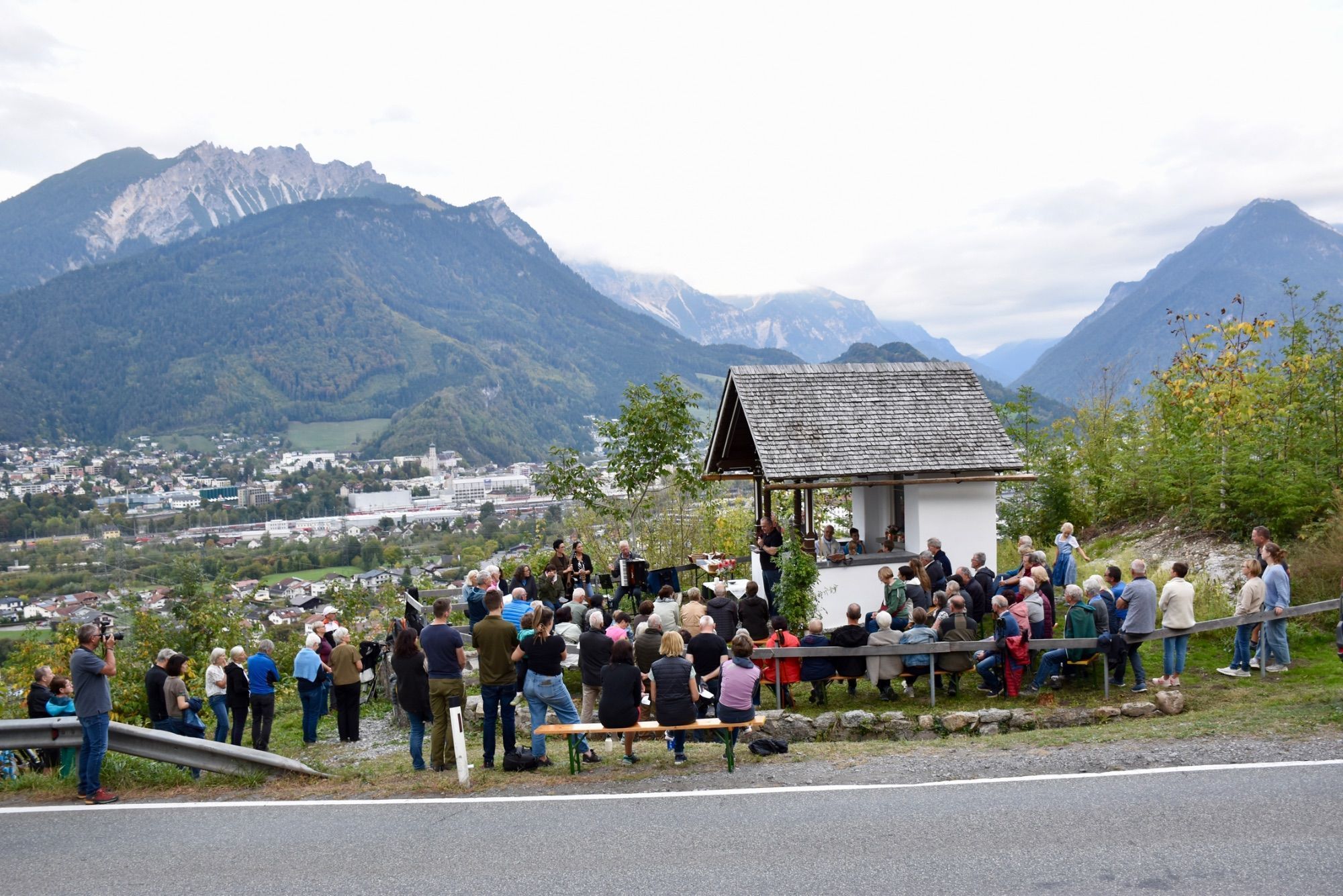Die Stutzkapelle ist umgeben von einer reizvollen Landschaft.