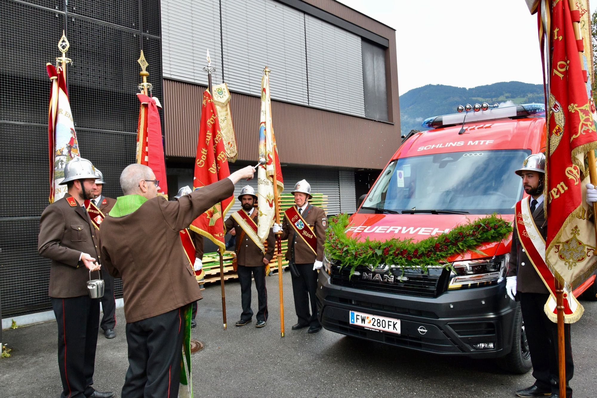 Feuerwehrkurat Pater Dominikus Matt erbat Gottes Segen für die Feuerwehr, die Festversammlung und das