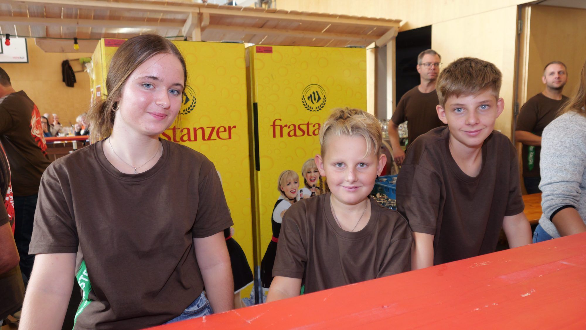 Reibungslose Bewirtung: Meike, Paul und Leon auf dem Frühschoppen.