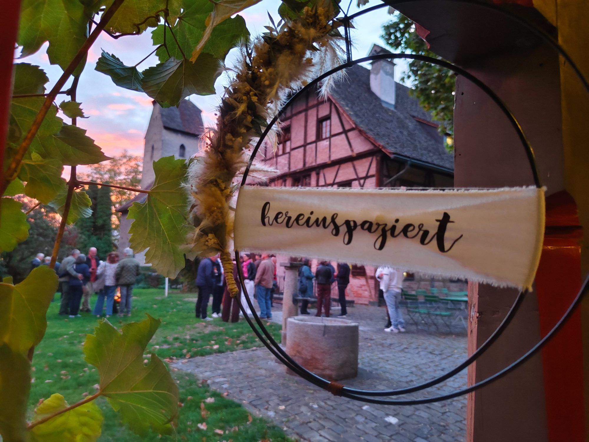 Hereinspaziert: Im einladenden Biergarten des geschichtsträchtigen Hostel Feldkirch wurde ein Aperitif serviert.