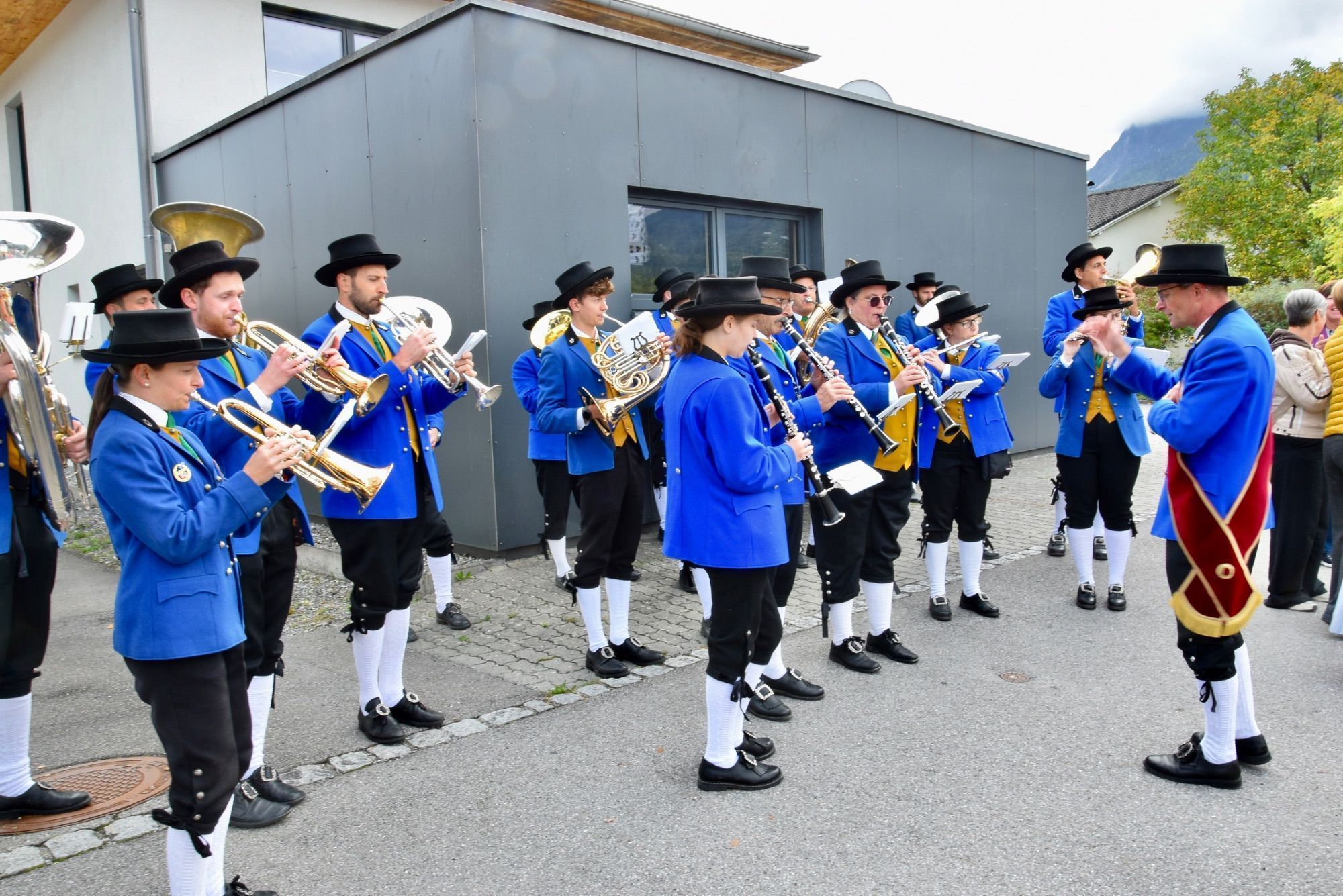 Festumzug mit verschiedenen Walgauer Musikvereinen und Walgauer Feuerwehren in der Bahnhofstraße Schlins. Anschließend musizierte die Gemeinde Musik Schlins neben den Fahnen der Musikkapellen und Feuerwehren im Festzelt beim Feuerwehrgerätehaus Schlins.
