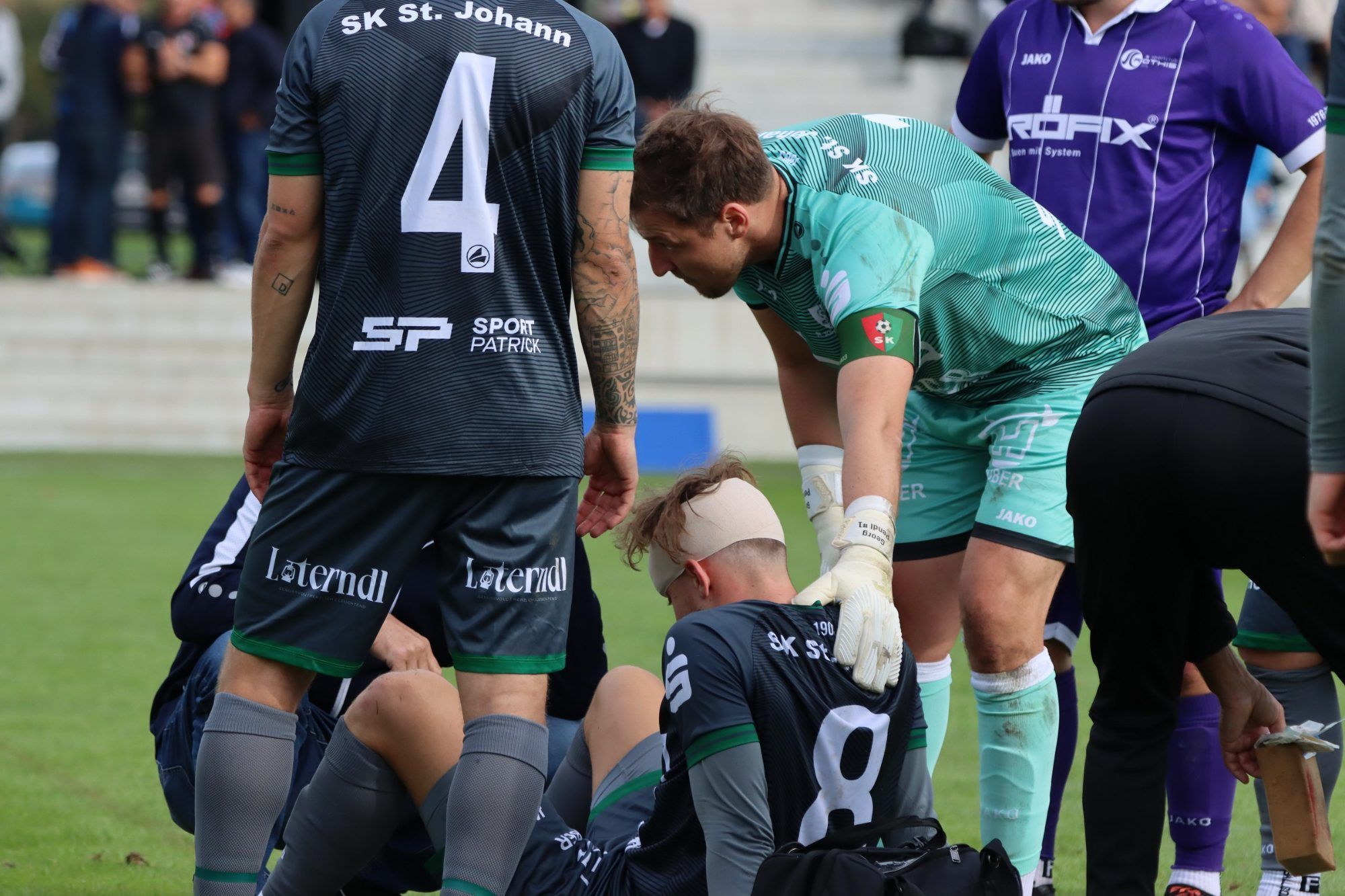Schreckmoment in Röthis, zwei Spieler verletzt. VN-TK/5