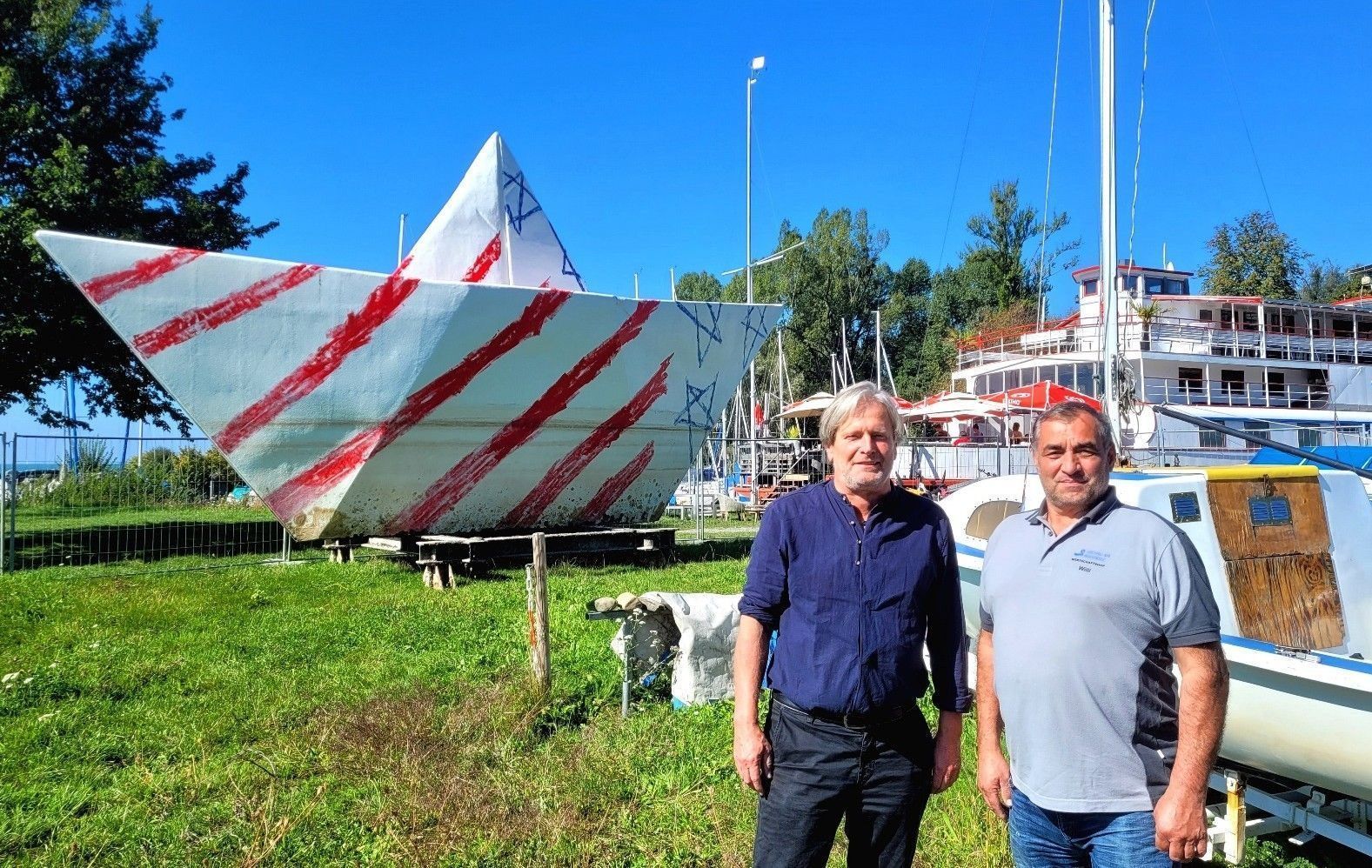Bürgermeister Frank Matt und Wirtschaftshofleiter Willi Hane freuten sich im Jahre 2023 über das besondere Geschenk der Bregenzer Festspiele.