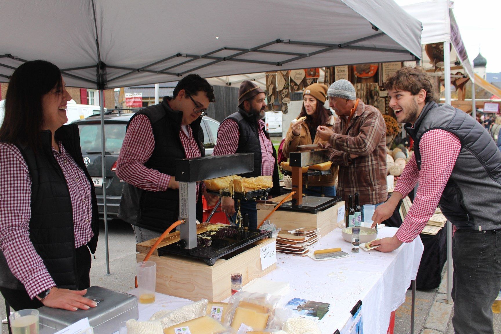 Regionale Spezialitäten: „Das beste Raclette weit und breit“ von Naze’s Hofkäserei der Familie Bär.