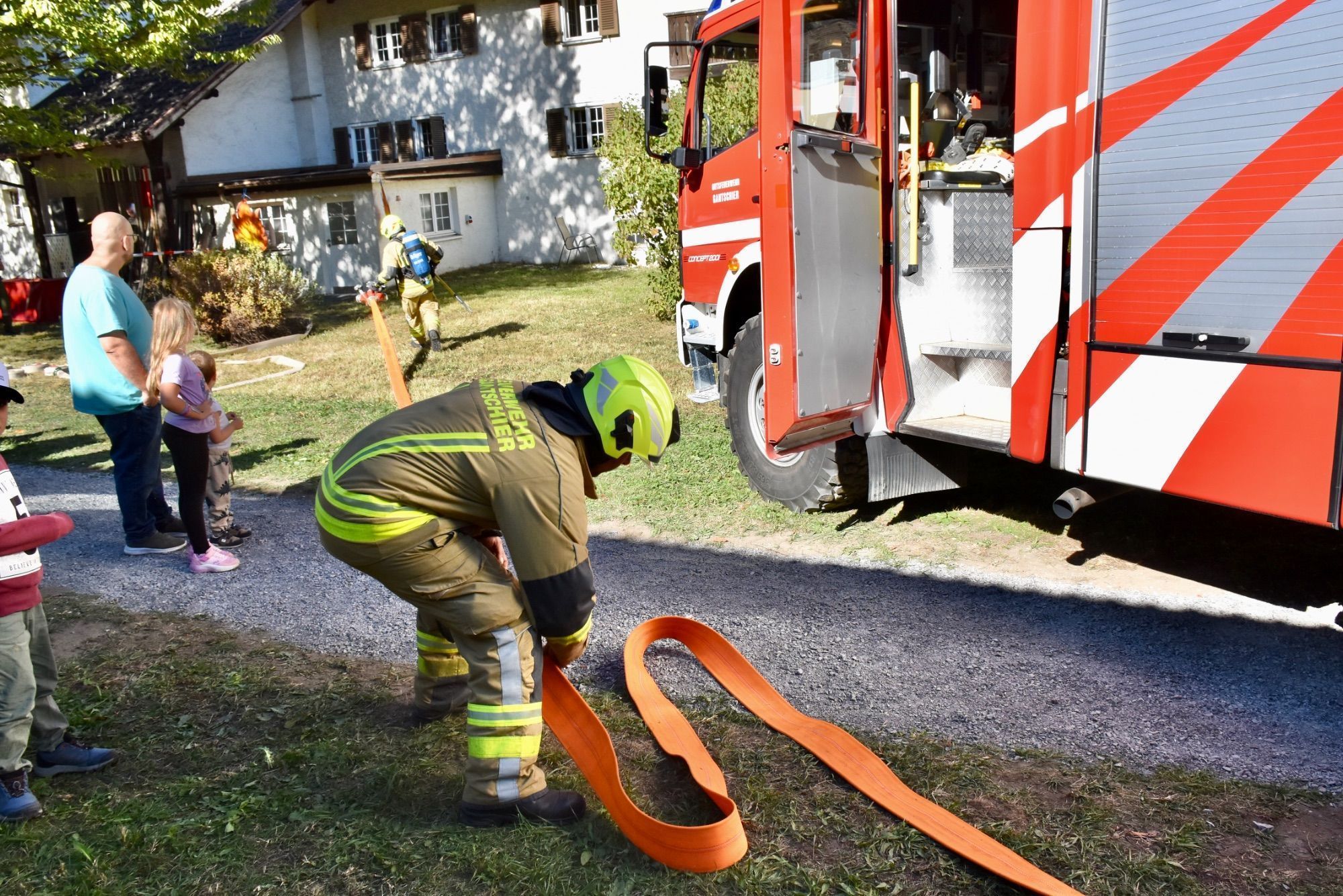 Vorführungen der Feuerwehr, Feuerwehr-Minigolf-Parcours und Blick ins Feuerwehrhaus Gantschier.