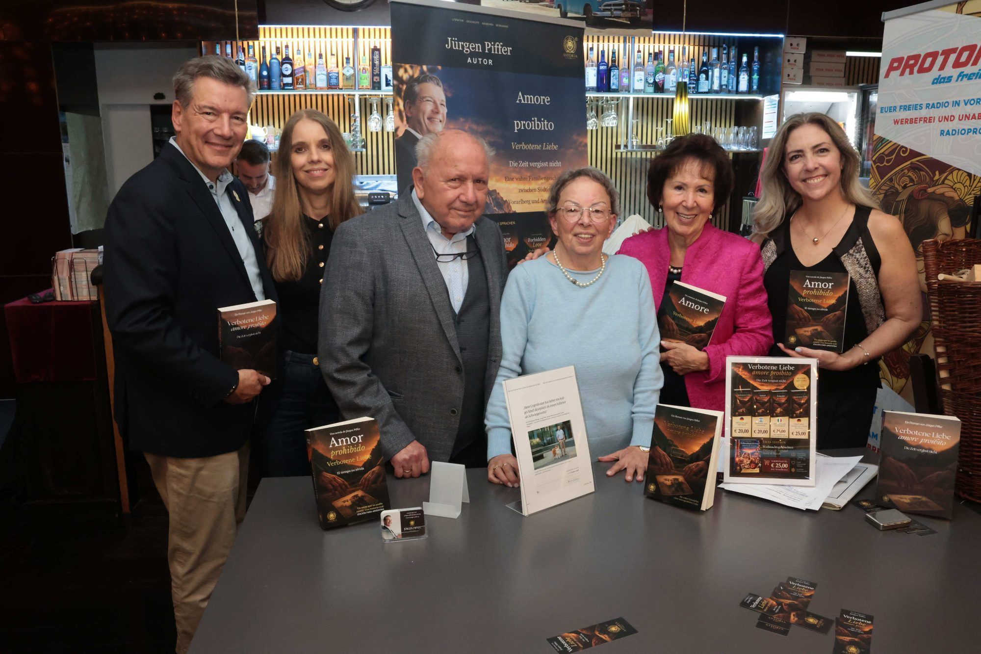 Autor Jürgen Piffer, Gattin Astrid, Oskar und Helga Piffer, Doz. Renate Giordano und Claudia Depaoli.
