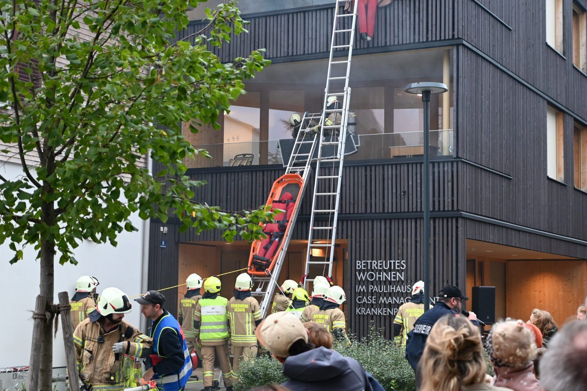 Bei der Herbstübung im Altacher Paulihaus trainierte die Feuerwehr die Menschenrettung und Brandbekämpfung unter realitätsnahen Bedingungen.