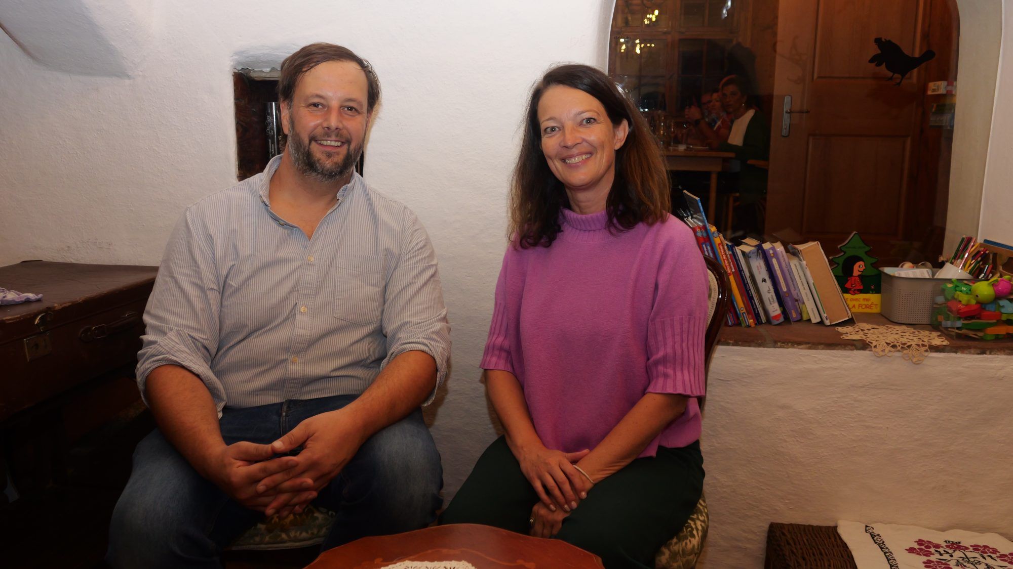 Gastgeber mit frischem Schwung: Matthias Lins und Andrea Petermann freuten sich über den gelungenen Kabarettabend in den historischen Räumlichkeiten des Hostels.