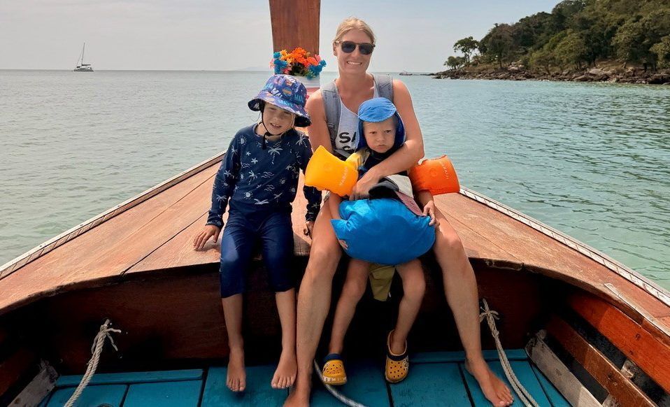 Mutter Karin mit den beiden Söhnen Pius und Jakob.