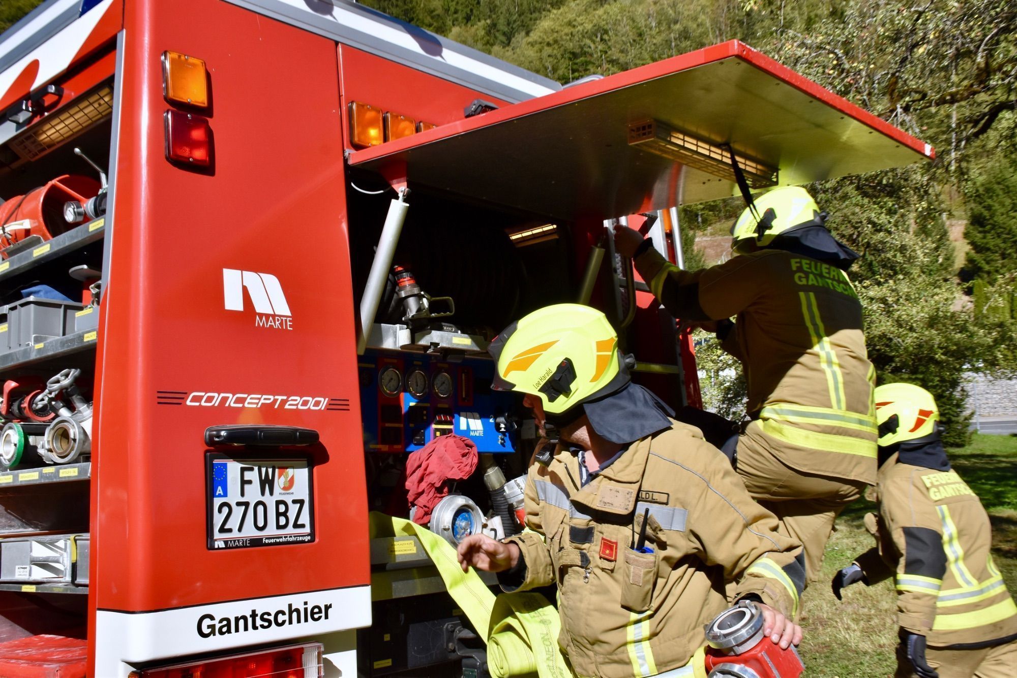Vorführungen der Feuerwehr, Feuerwehr-Minigolf-Parcours und Blick ins Feuerwehrhaus Gantschier.