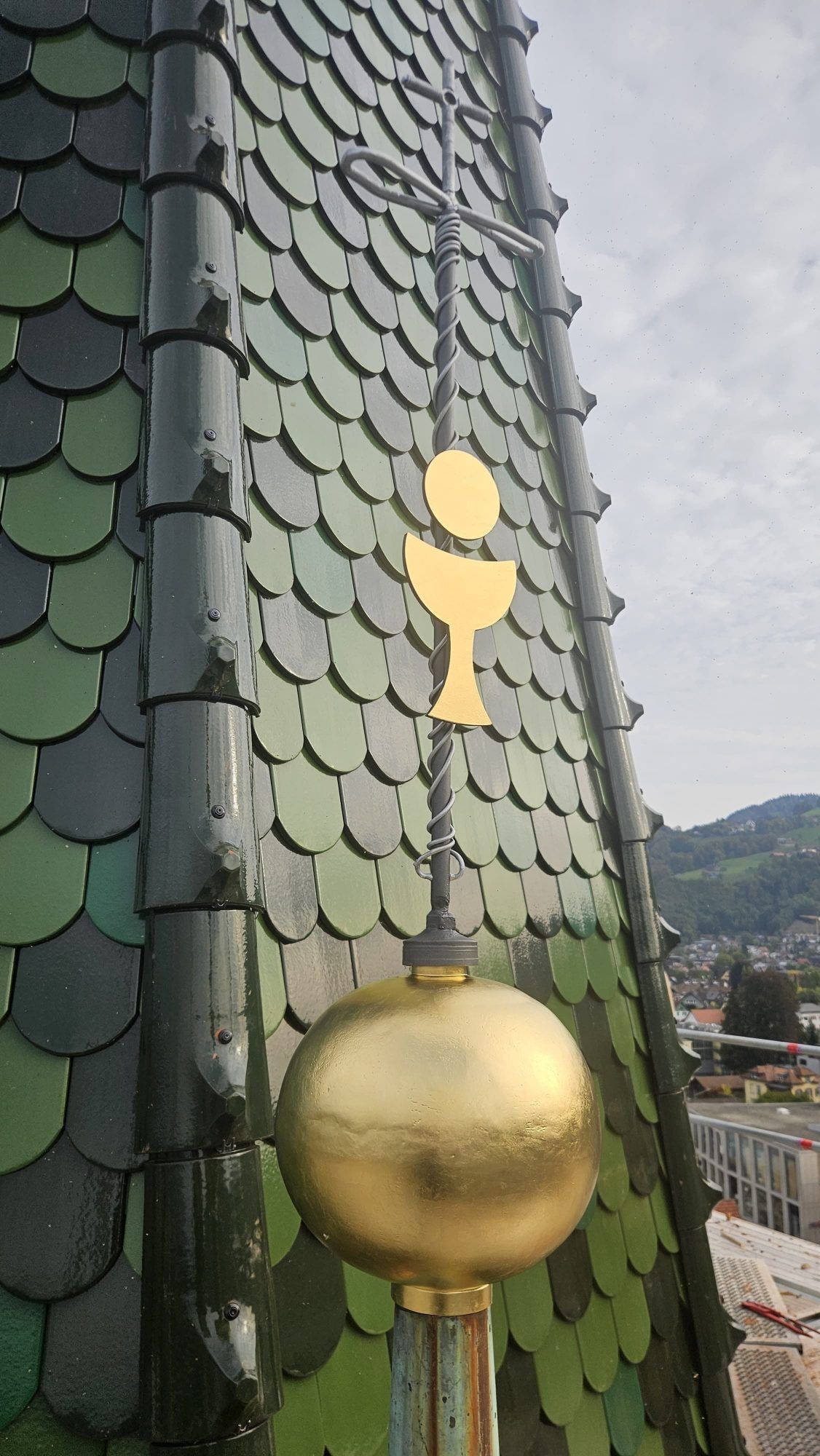 Die neue Turmzier verbindet traditionelle Elemente mit christlichen Symbolen.
