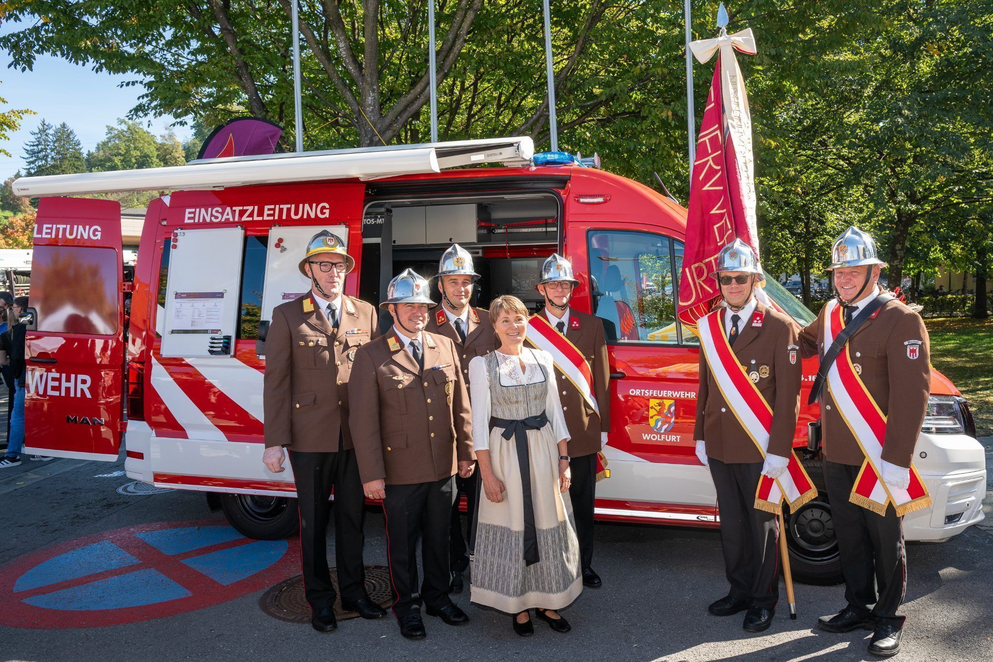 Die Feuerwehr freute sich über ein neues Kommando-Fahrzeug, das beim Herbstmarkt gesegnet wurde.