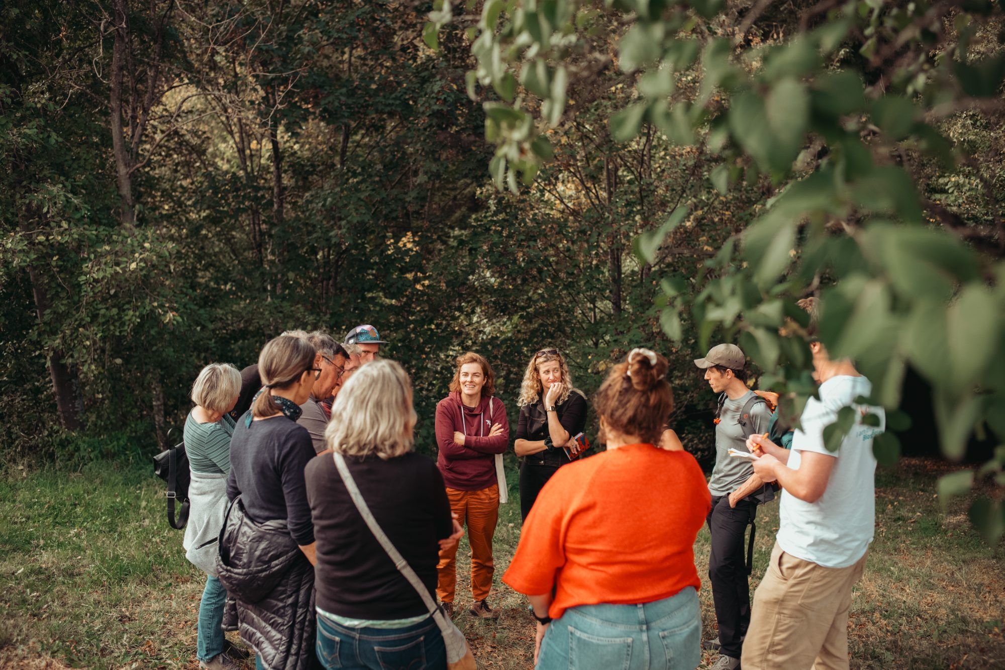 Biosphärenpark Gr.Walsertal/Magdalena Türtscher: Lokale und Internationale Teilnehmer:innn im Austausch beim Labor für geteilte Verantwortung - Von der Kultur her gedacht, mit der Natur in Beziehung.