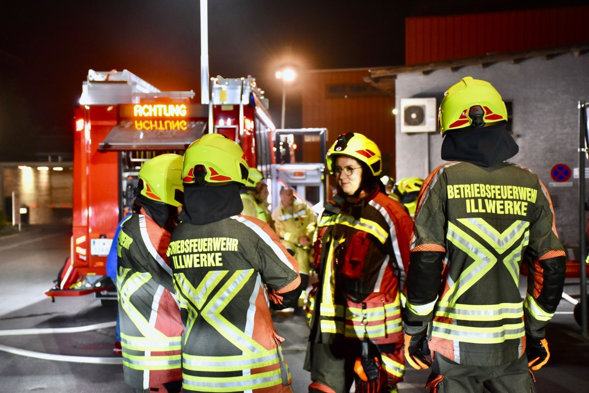 Mindestens 110 Einsatzkräfte von sieben verschiedenen Feuerwehren standen bei der großen Feuerwehrübung bei und in der Tiefgarage am Schrunser Bahnhof im Einsatz. Löschunterstützungsfahrzeuge, kurz LUF, stellten die Feuerwehr Braz und die Feuerwehr Illwerke zur Verfügung. Den Nebel machte die Feuerwehr Zwischenwasser.