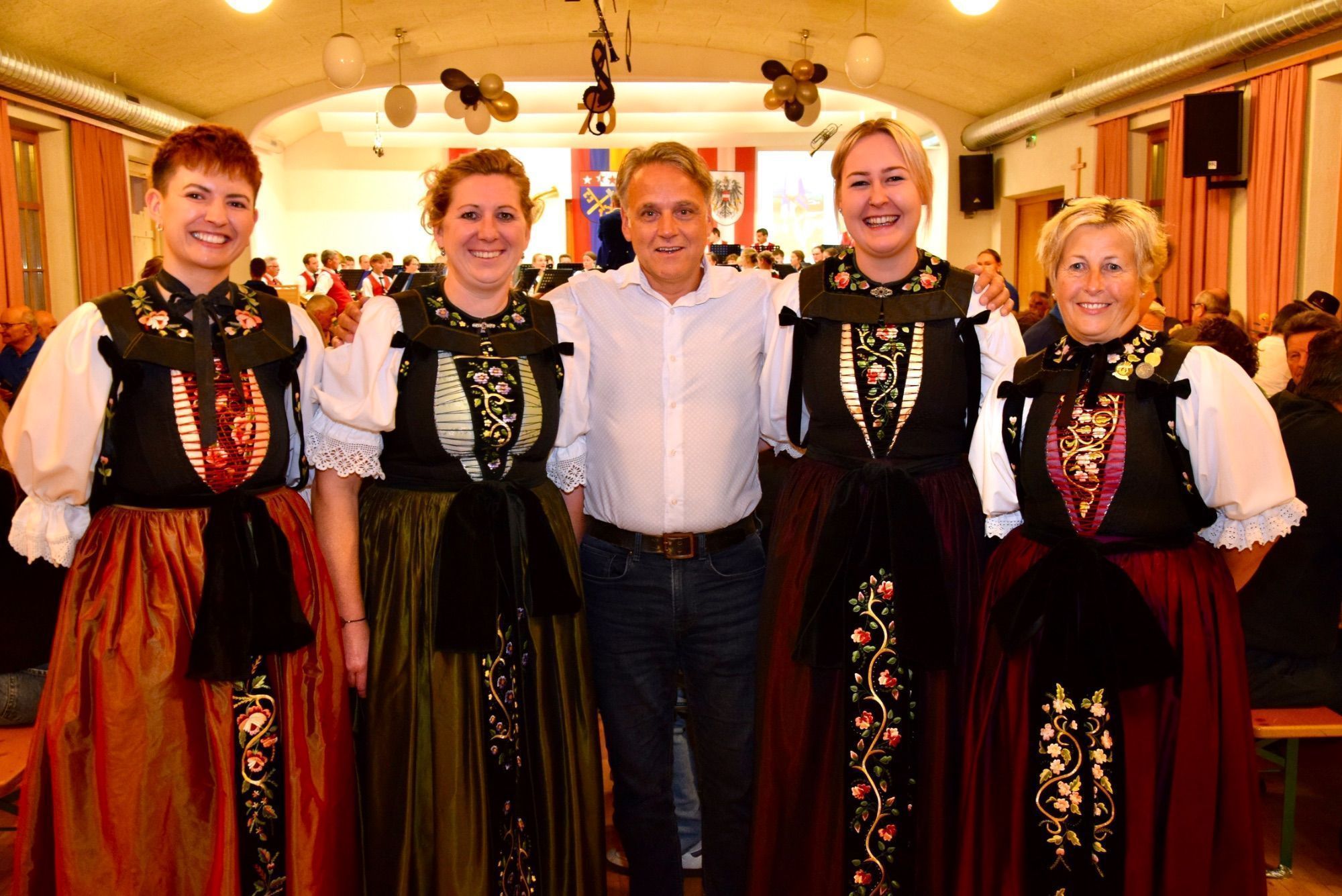 Miriam Ganahl, Jacqueline Battlogg, Bgm. Thomas Zudrell, Leonie Battlogg und Gabi Ganahl (Vorarlberger Blasmusikverband) im Vereinshaus Silbertal.