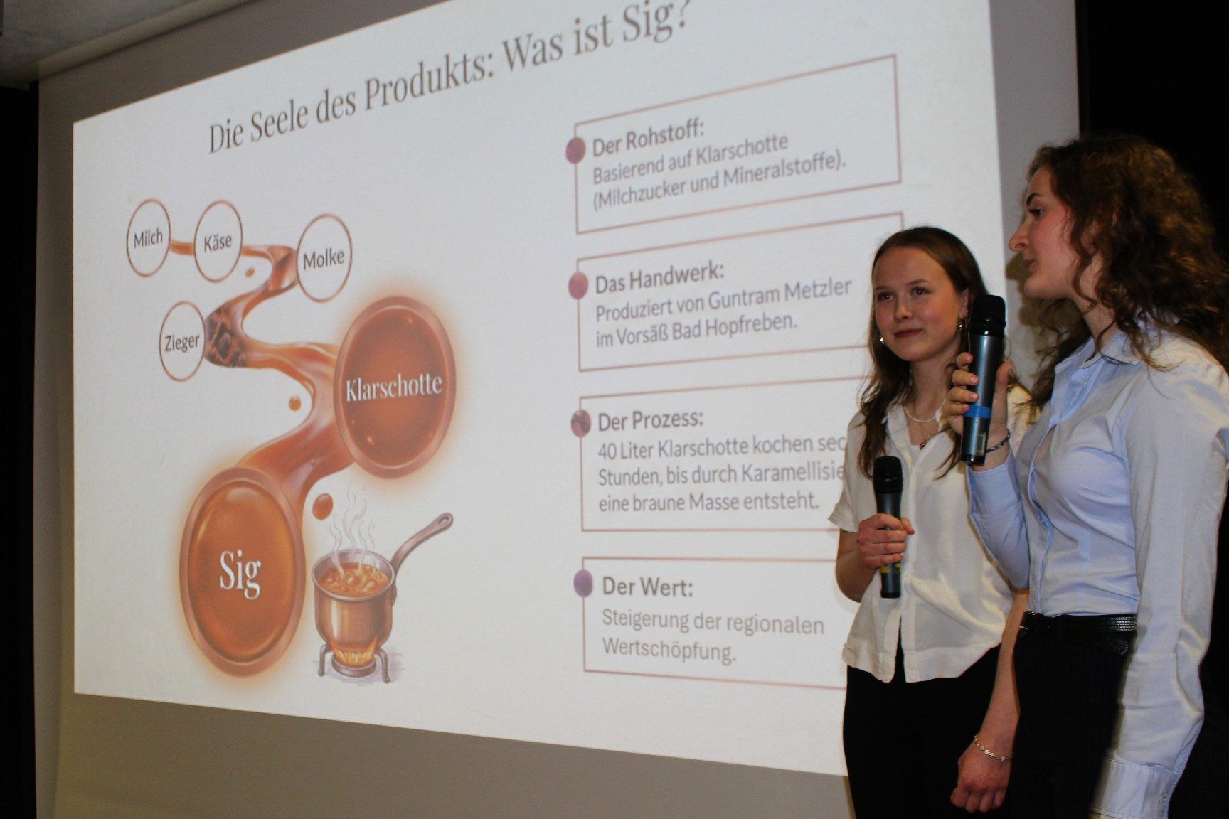 Lisa Fröwis und Elena Berlinger stellten mit ihrer Diplomarbeit Sig in den Fokus. Sie machten die „Wälder Schokolade“ – ein Neben der Käseherstellung – mit ihrer Arbeit bekannt.