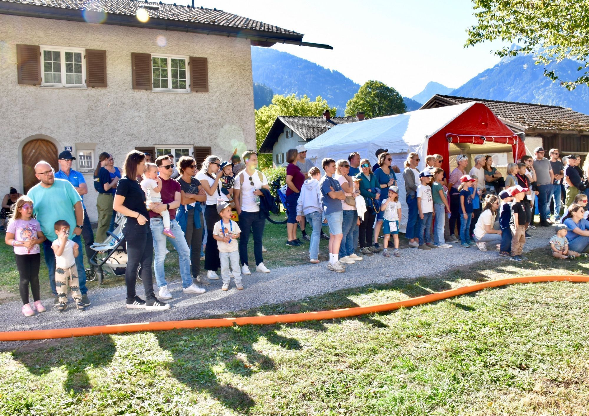 Vorführungen der Feuerwehr, Feuerwehr-Minigolf-Parcours und Blick ins Feuerwehrhaus Gantschier.