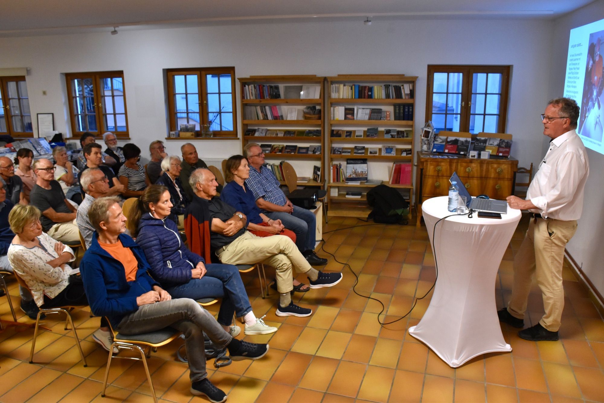 Gut gefüllt waren die Plätze im Montafoner Heimatmuseum in Schruns, als der emeritierte Universitätsprofessor Rüdiger Krause zum Thema