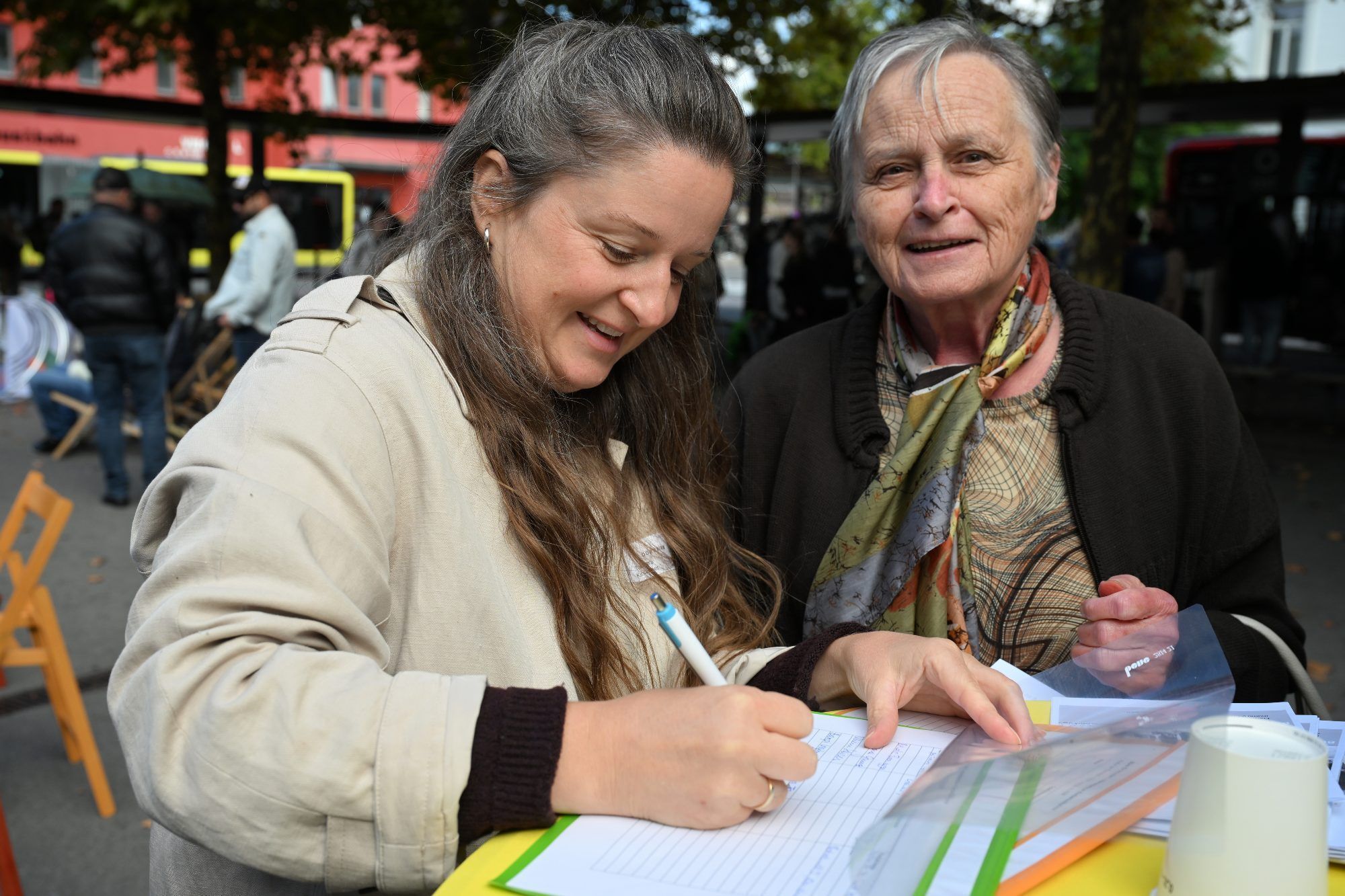 Zwischen zwei Bussen teilte diese Passantin ihre Erinnerungen mit dem „Büro für Arbajteri“.