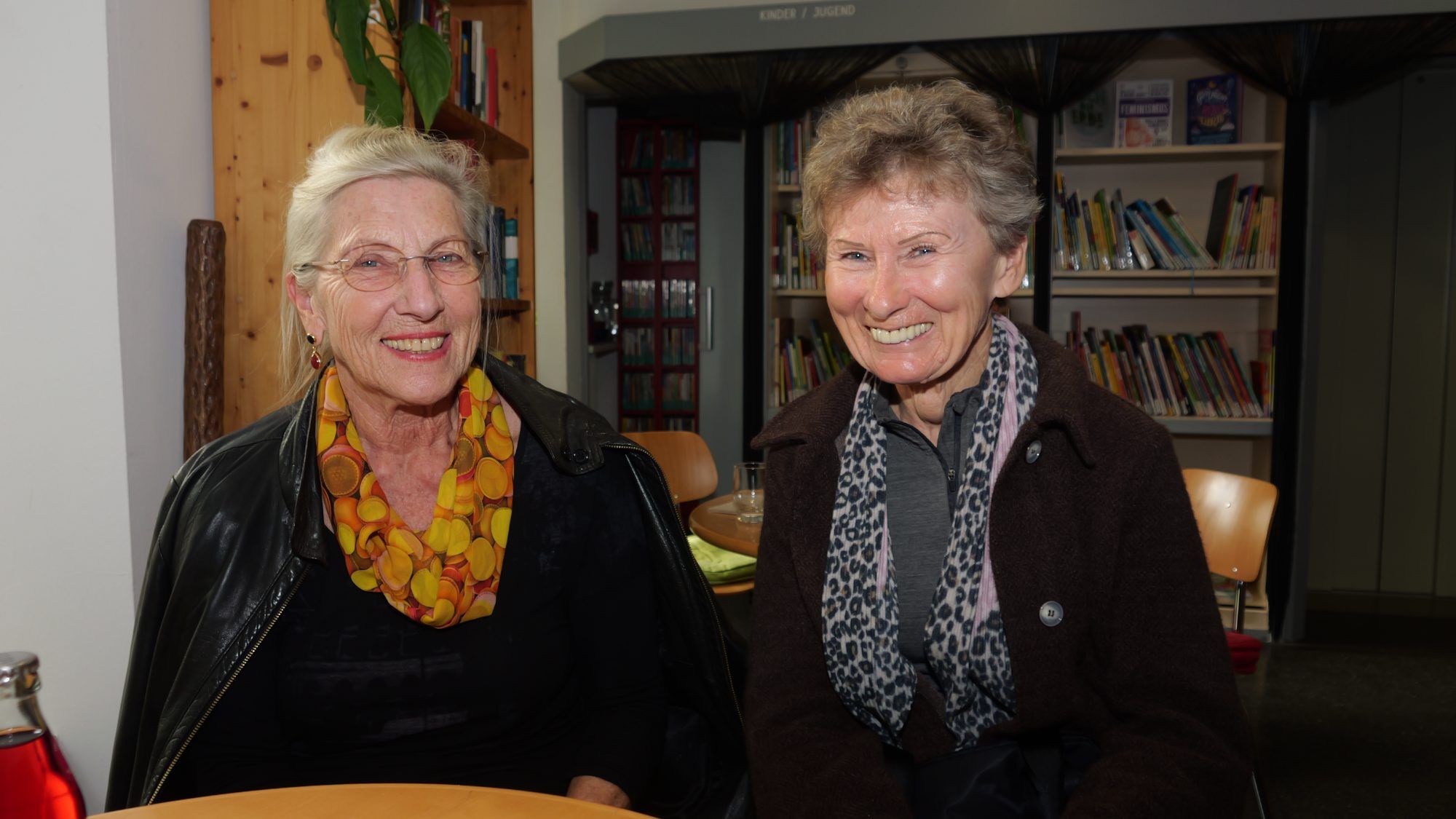Auf Stifter-Spaziergang: Elisabeth Perkmann und Christine Netzer verfolgten die Führung aufmerksam.