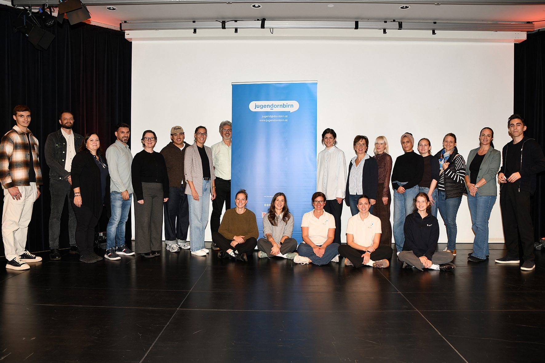 Das Team rund um das 34. Klassensprechertreffen:Stehend v.l.n.r.: Ben Brzaj, Hannes Judt, Gabriele Schärmer, Ingo Schrank, Carola Vuissa, Julien Bendol, Silvia Uzundal, Elmar Luger, Julia Hametner, Kerstin Lubetz, Elisabeth Bischof, Lisabell Semia Roth, Franzsika Völlner, Gisela Rauscher, Doris Hörburger, Fabian Stauss , sitzend: Lilith Knauf, Laura Tomas, Tanja Dorn, Carmen Salcher, Elisabeth Himmer.